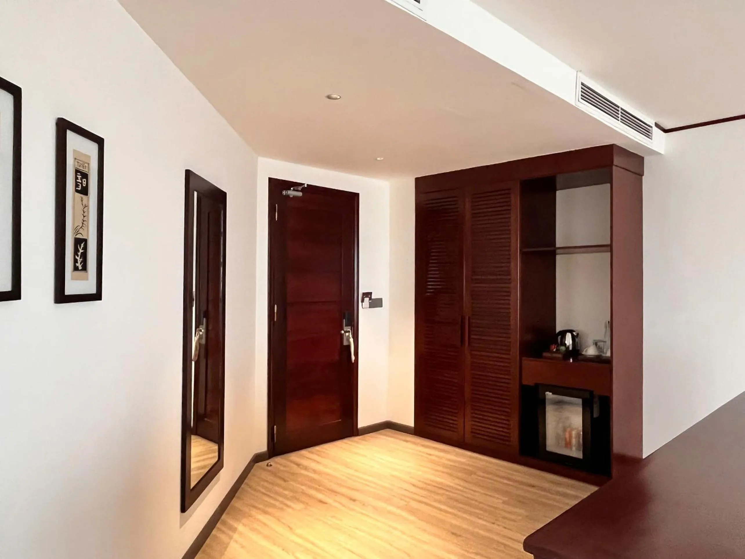 wardrobe in Hoi An Eco Lodge & Spa