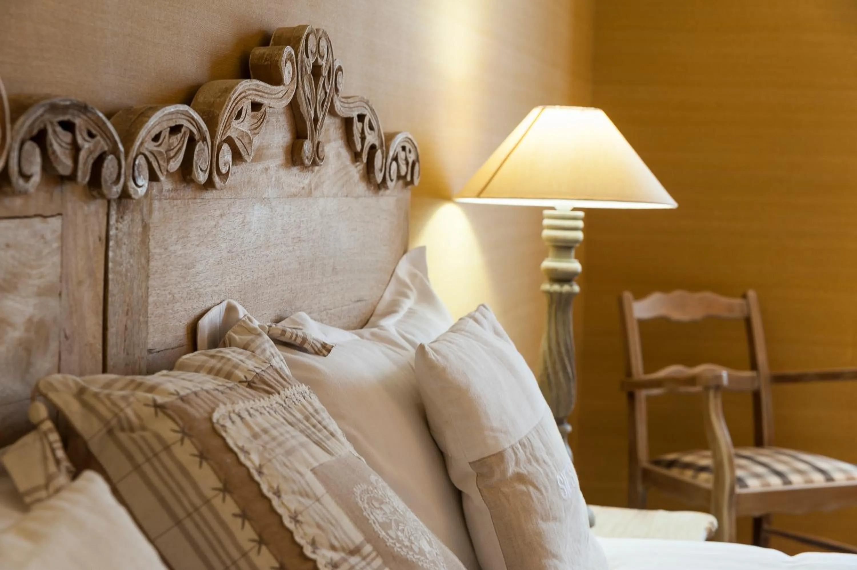 Staff, Bed in La Couronne