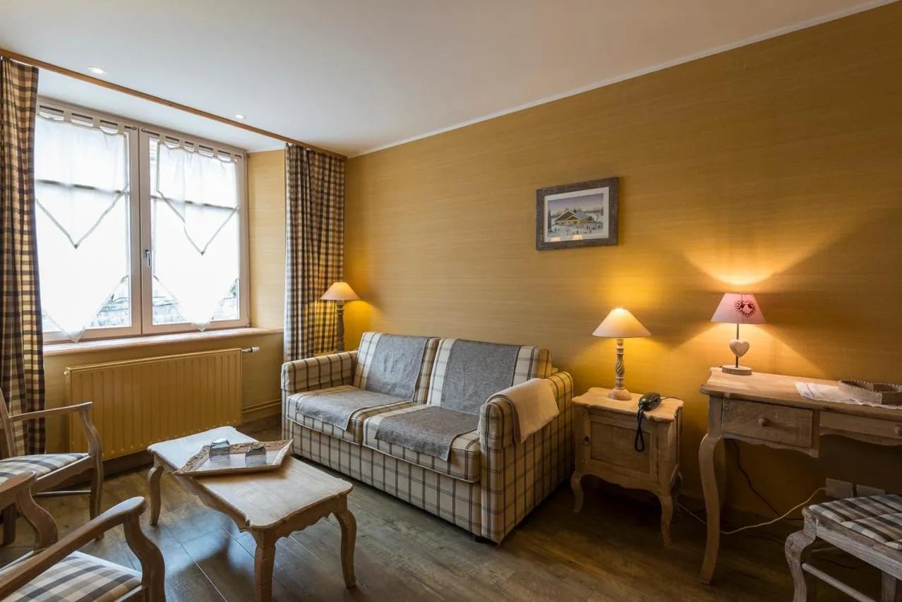 People in La Couronne