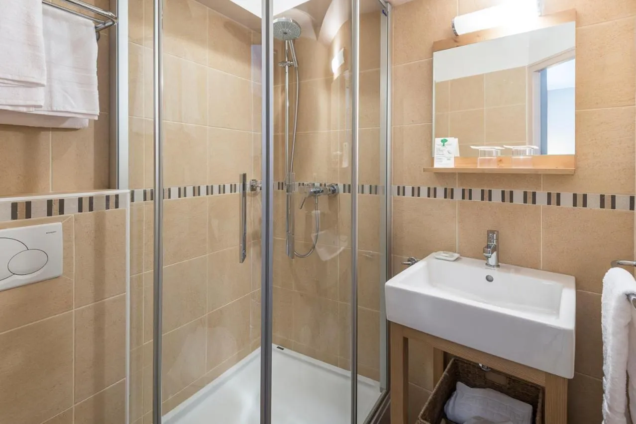 Shower in La Couronne