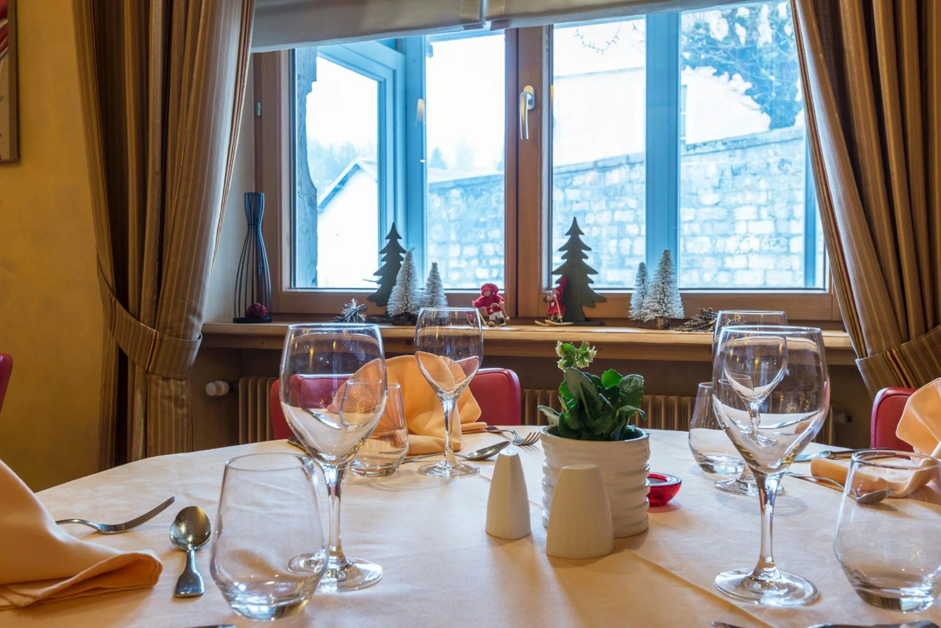 Restaurant/places to eat in La Couronne