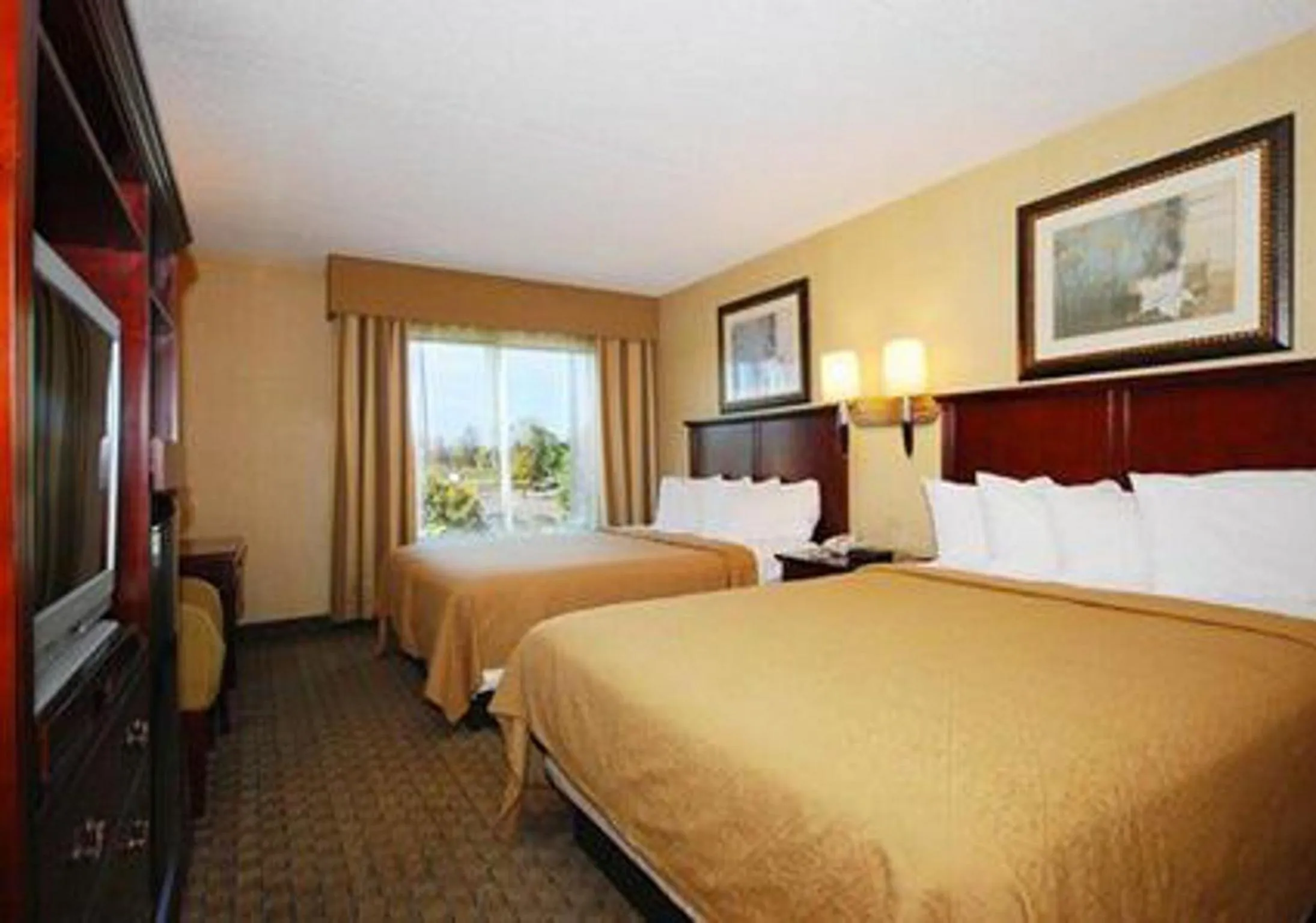 Bed in Quality Inn & Suites Bensalem