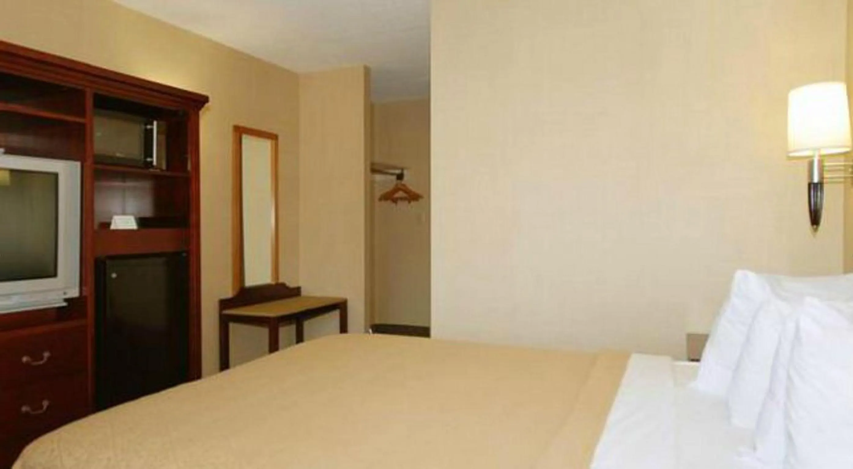 Bed in Quality Inn & Suites Bensalem