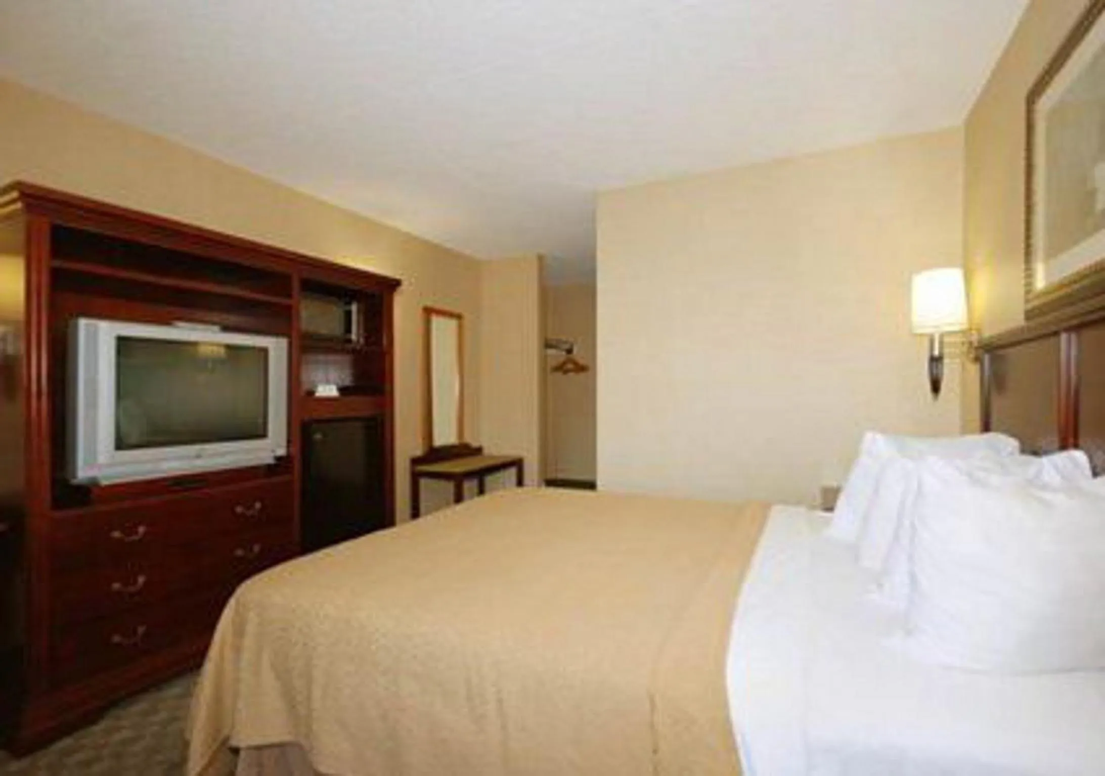 Bed in Quality Inn & Suites Bensalem
