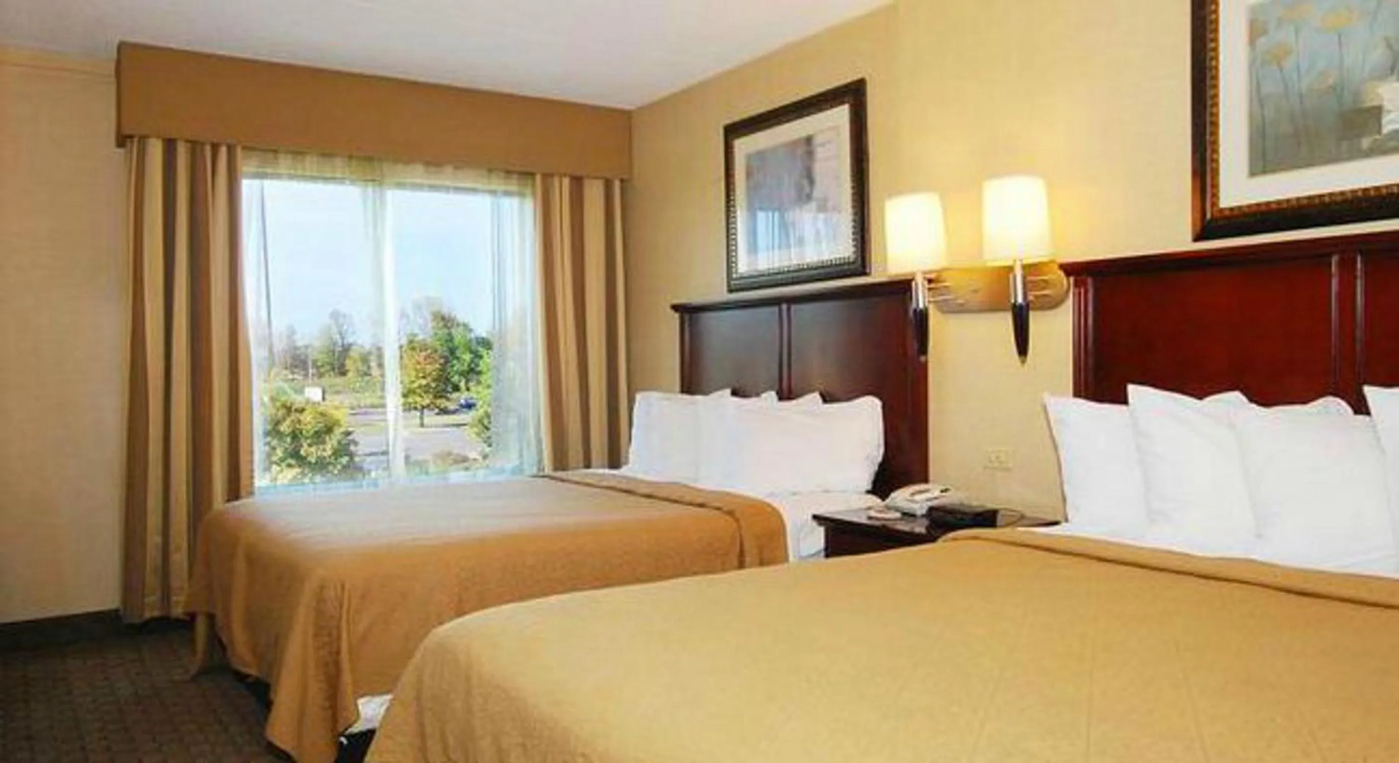 Bed in Quality Inn & Suites Bensalem