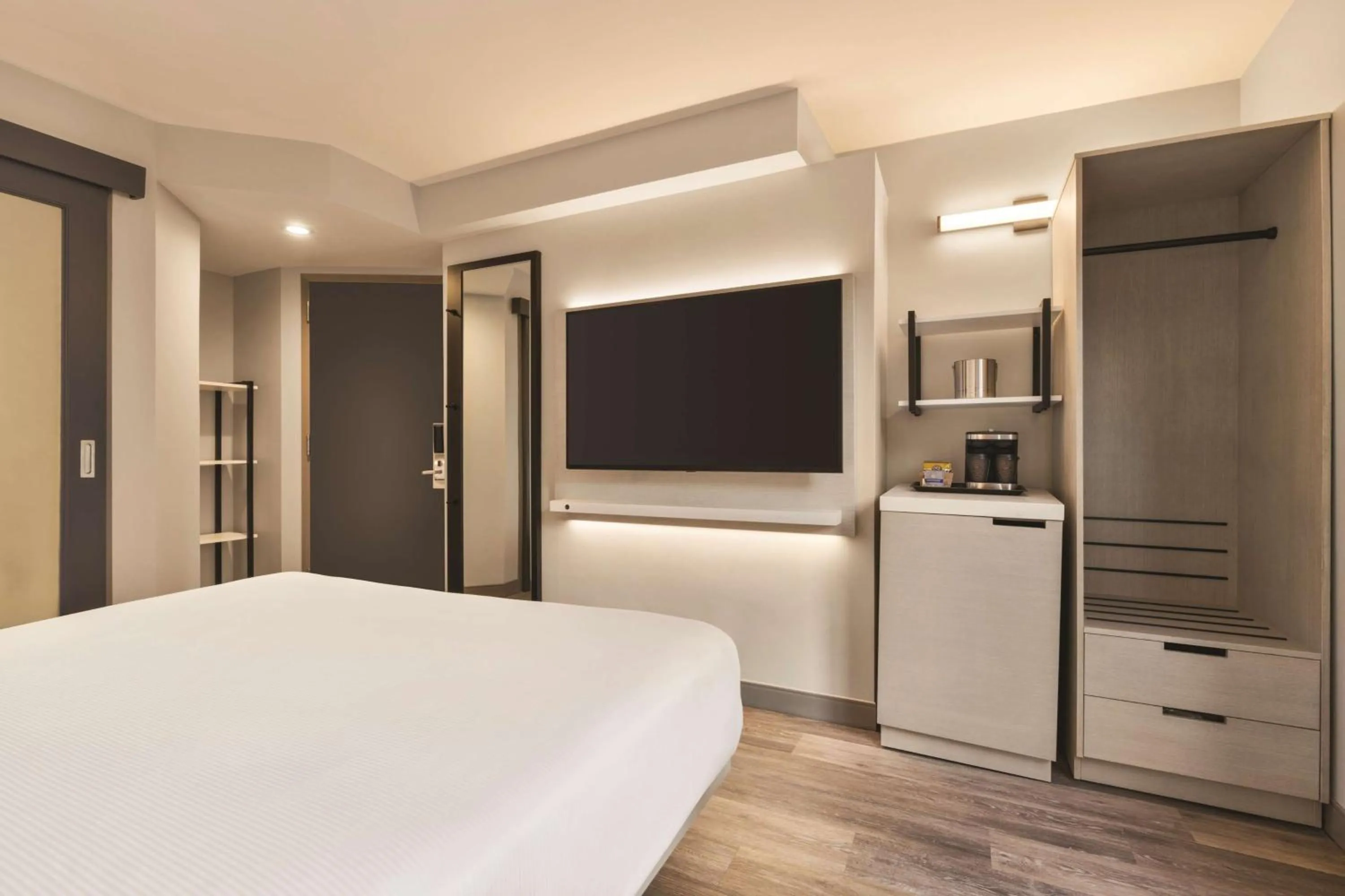 Bedroom, Bed in DoubleTree by Hilton New York Midtown Fifth Ave