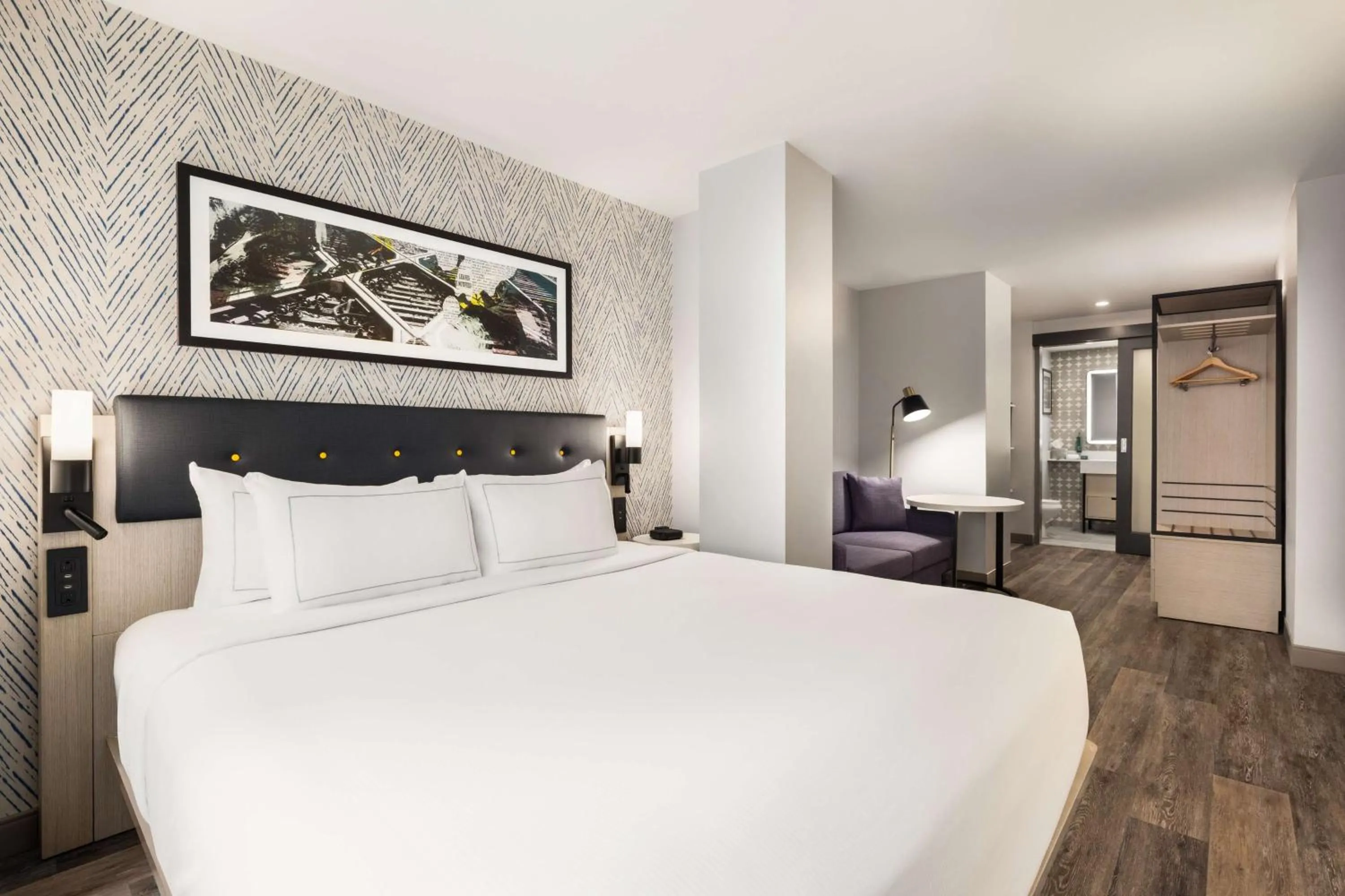 Living room, Bed in DoubleTree by Hilton New York Midtown Fifth Ave