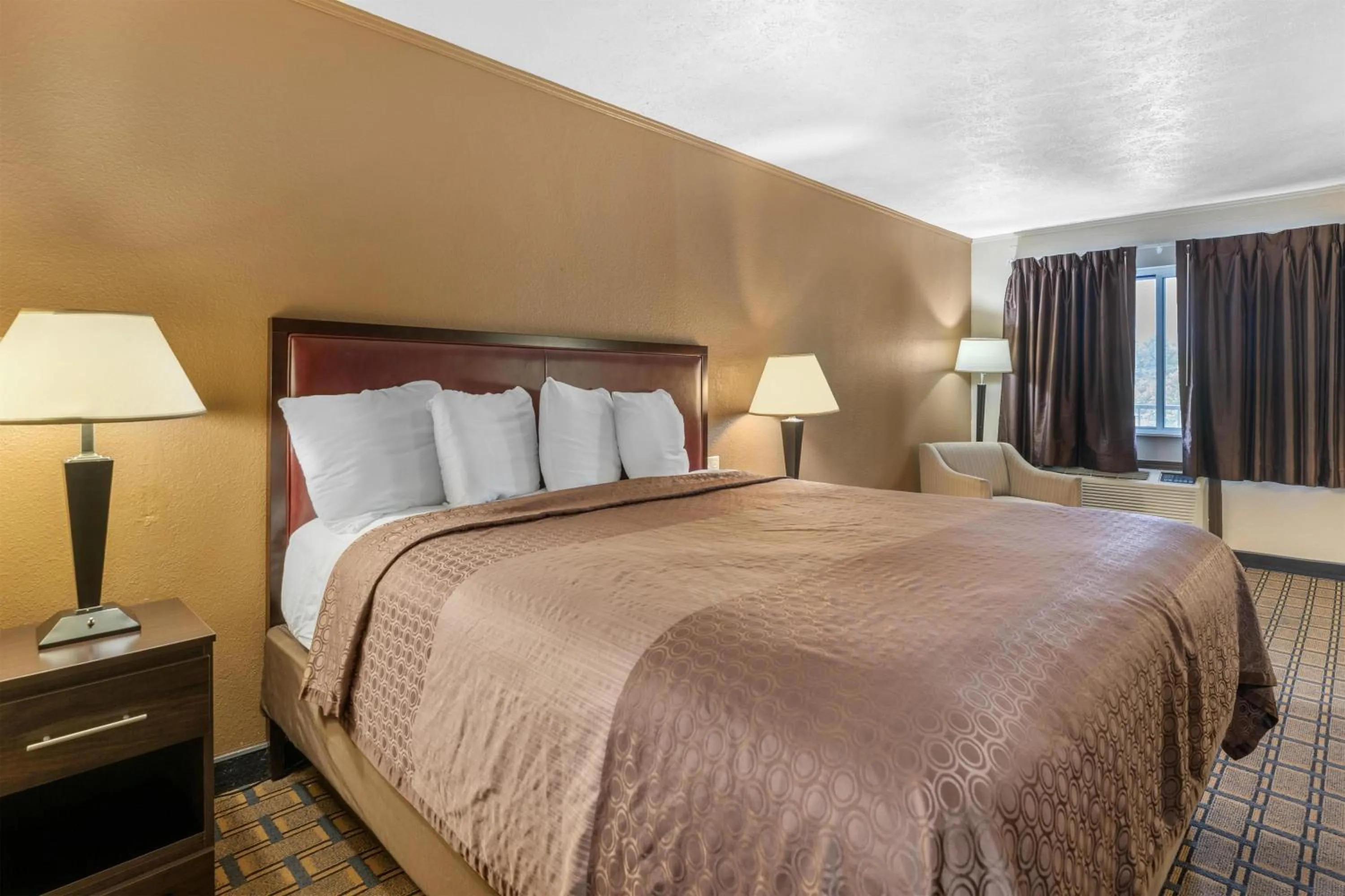 Bedroom, Bed in SureStay Hotel by Best Western Summersville