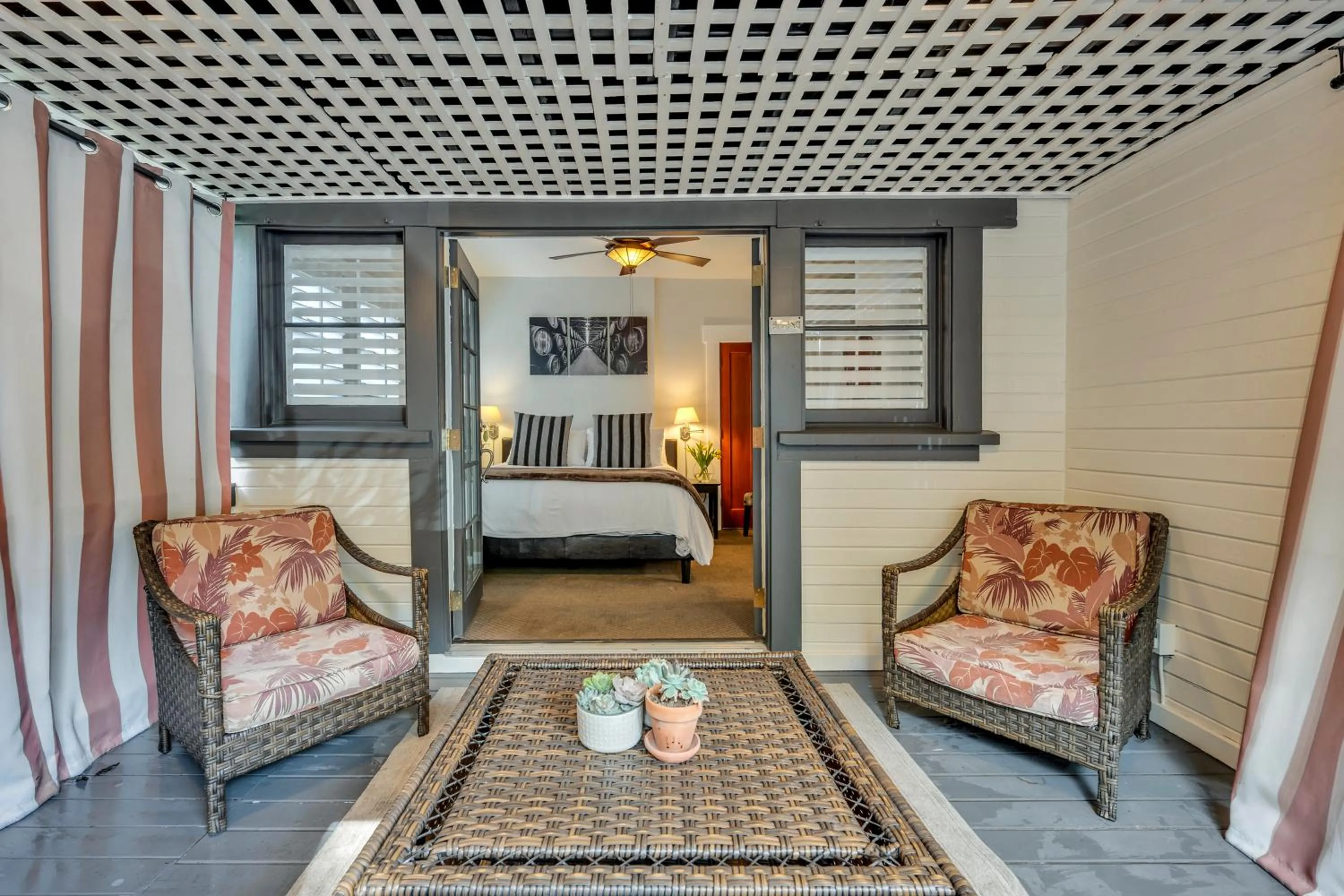 Patio, Bed in Craftsman Inn