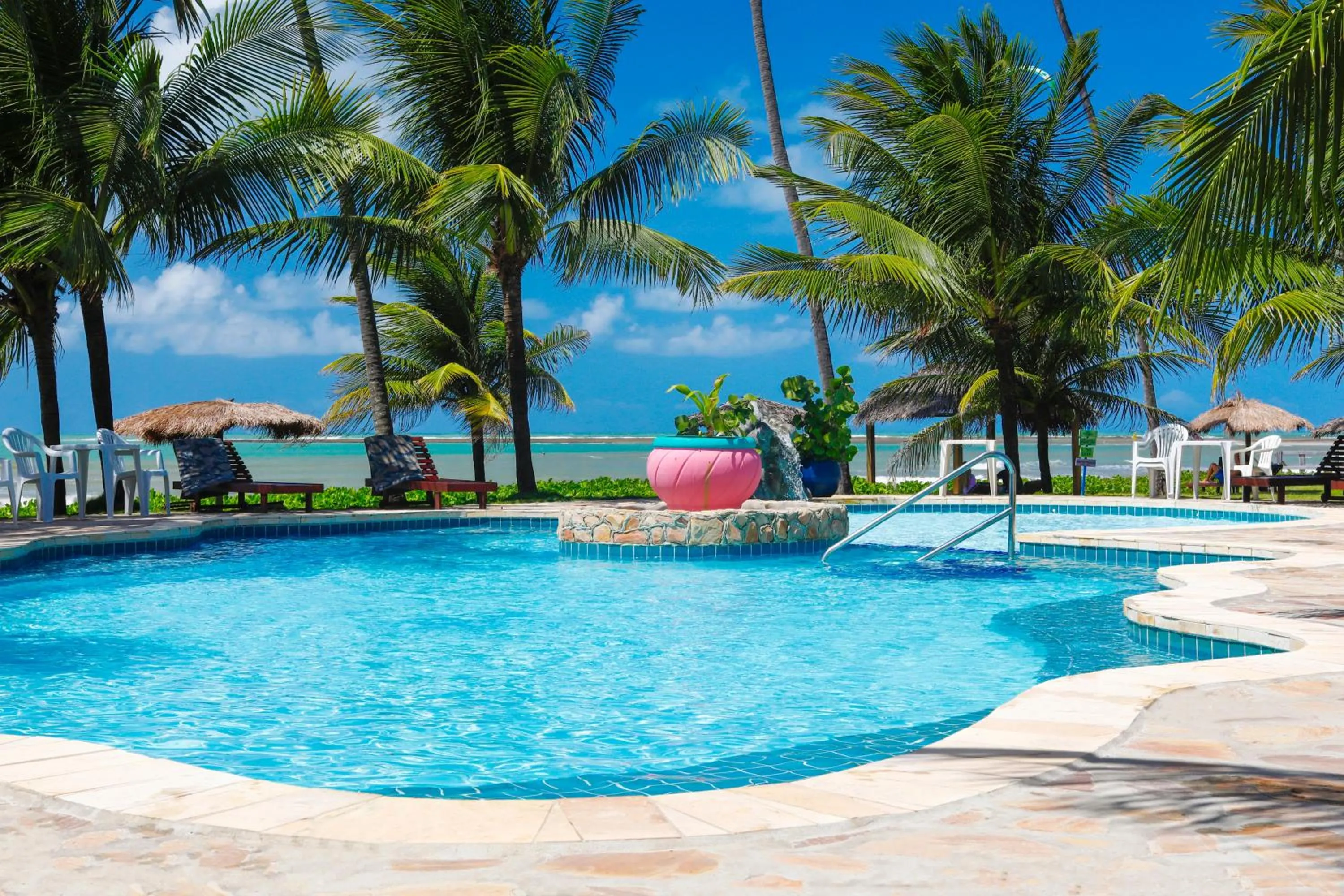 Swimming pool in Pousada Xalés de Maracaípe