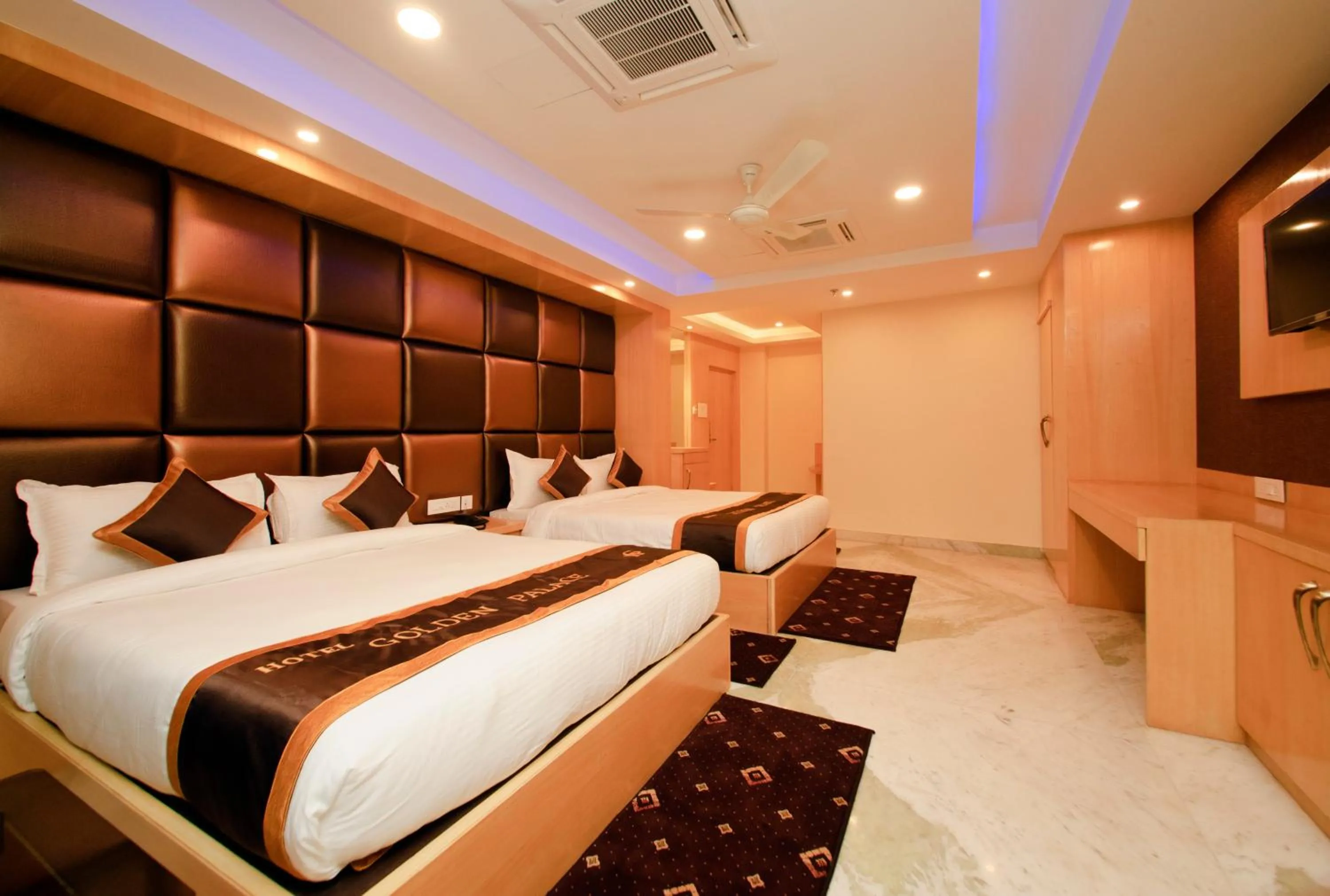 Photo of the whole room, Bed in Hotel Golden Palace