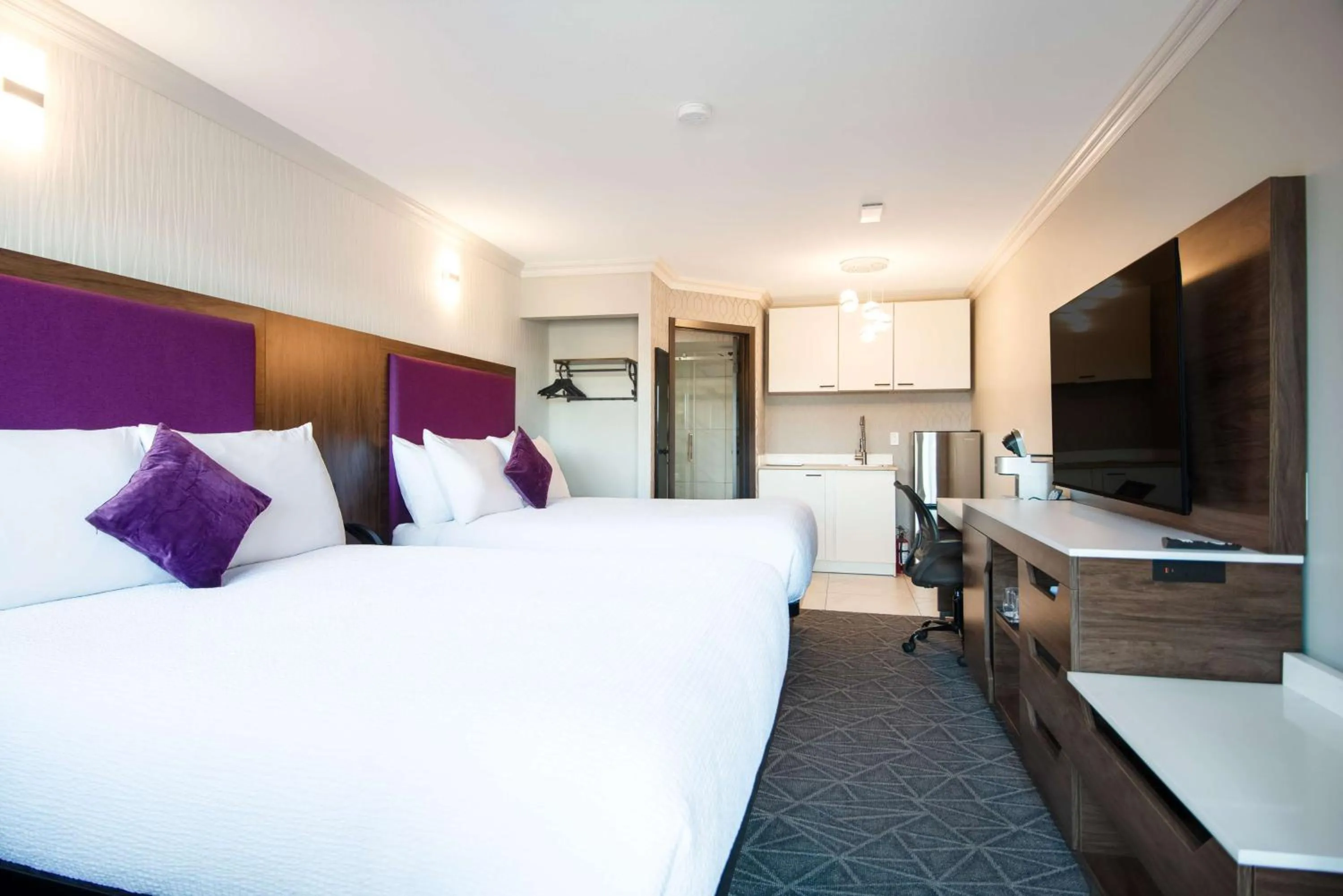 Bedroom, Bed in Coast Courtenay Hotel