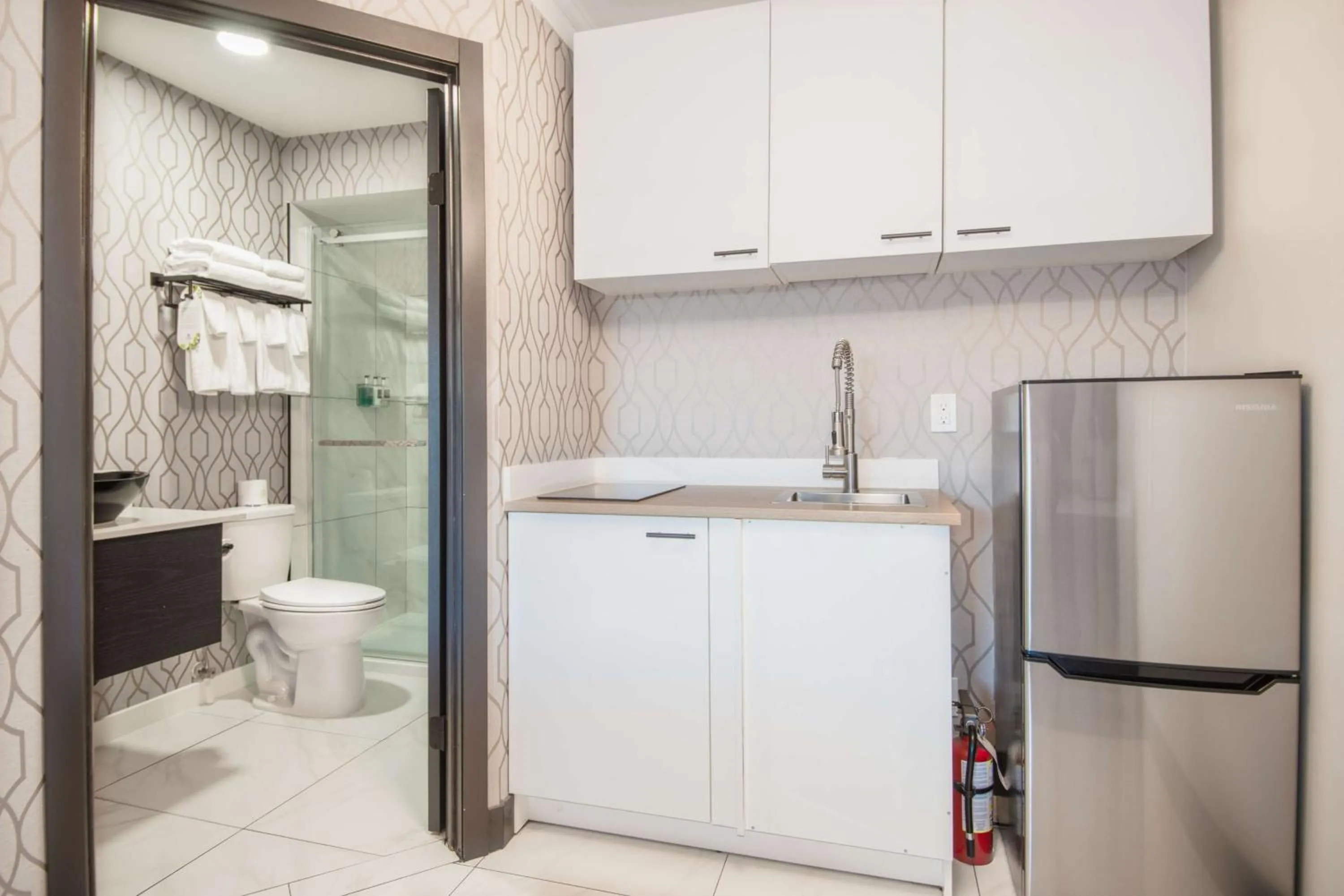 Kitchen or kitchenette in Coast Courtenay Hotel