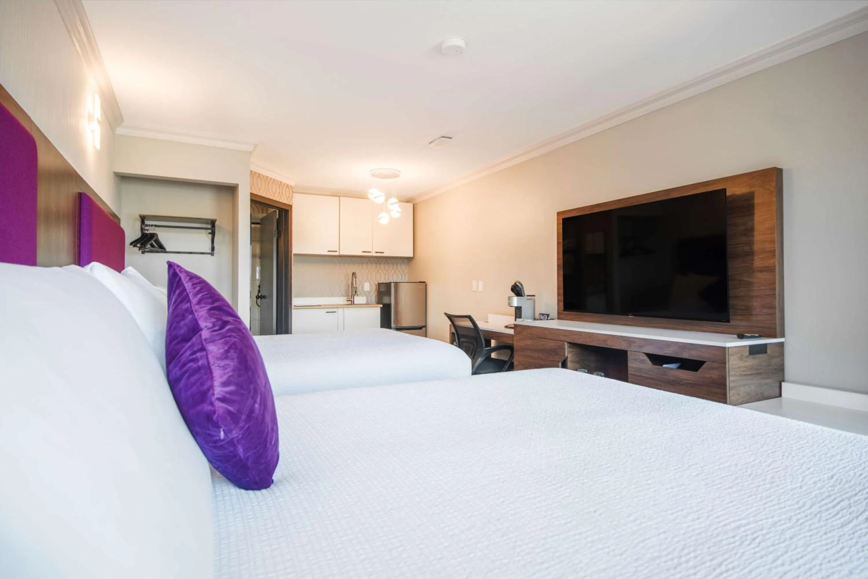 Bedroom, Bed in Coast Courtenay Hotel