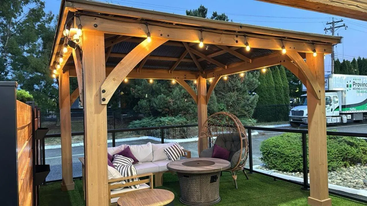 BBQ facilities in Travelodge by Wyndham Courtenay BC