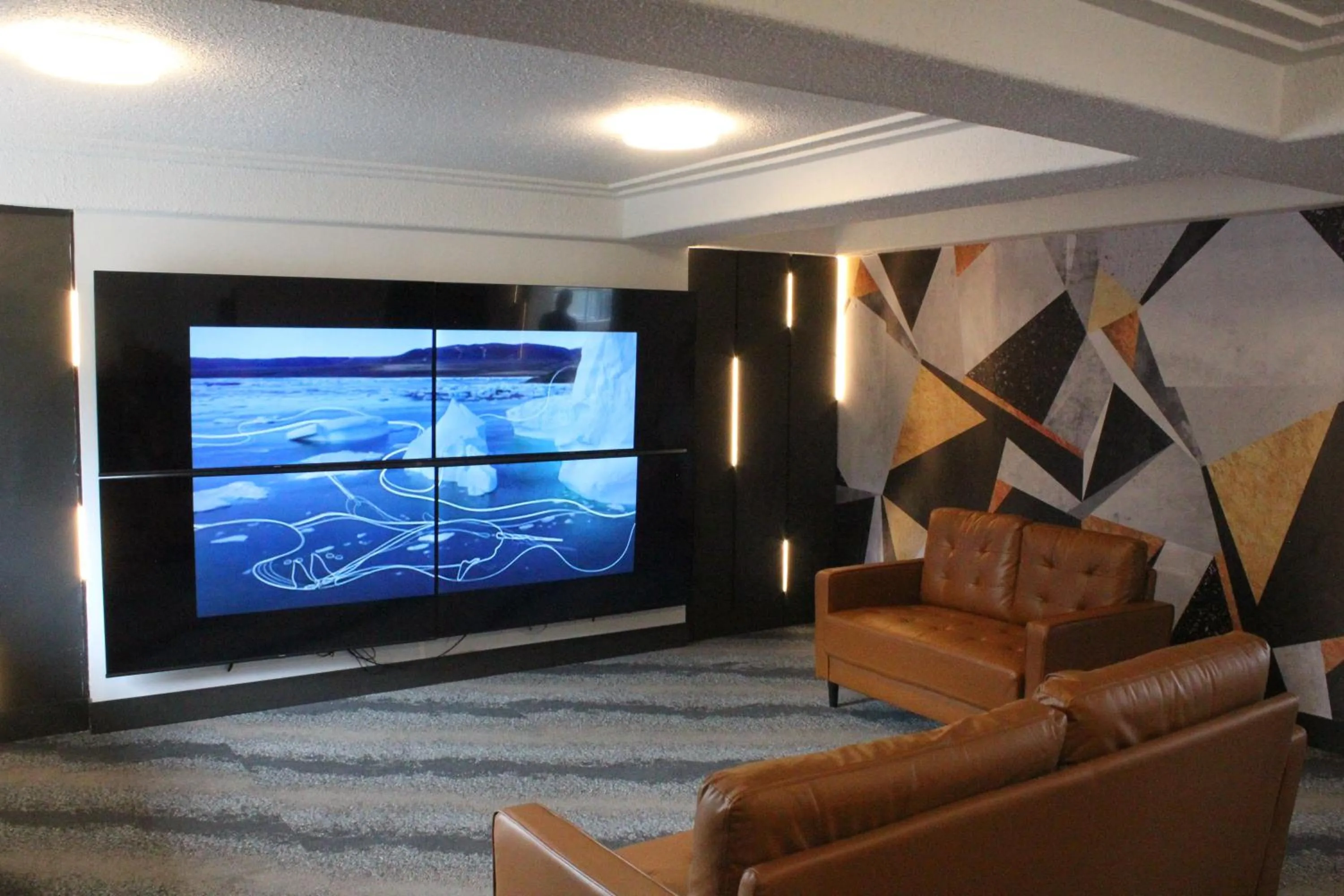 Communal lounge/ TV room in Coast Courtenay Hotel