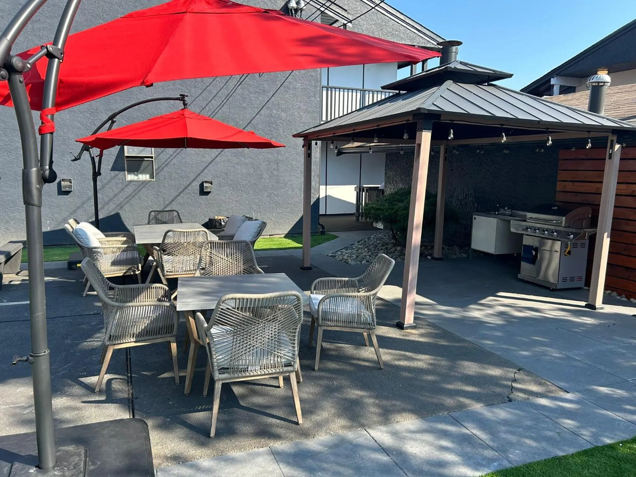 BBQ facilities in Coast Courtenay Hotel