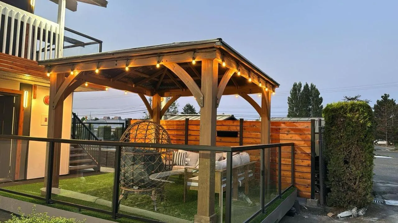 BBQ facilities in Travelodge by Wyndham Courtenay BC