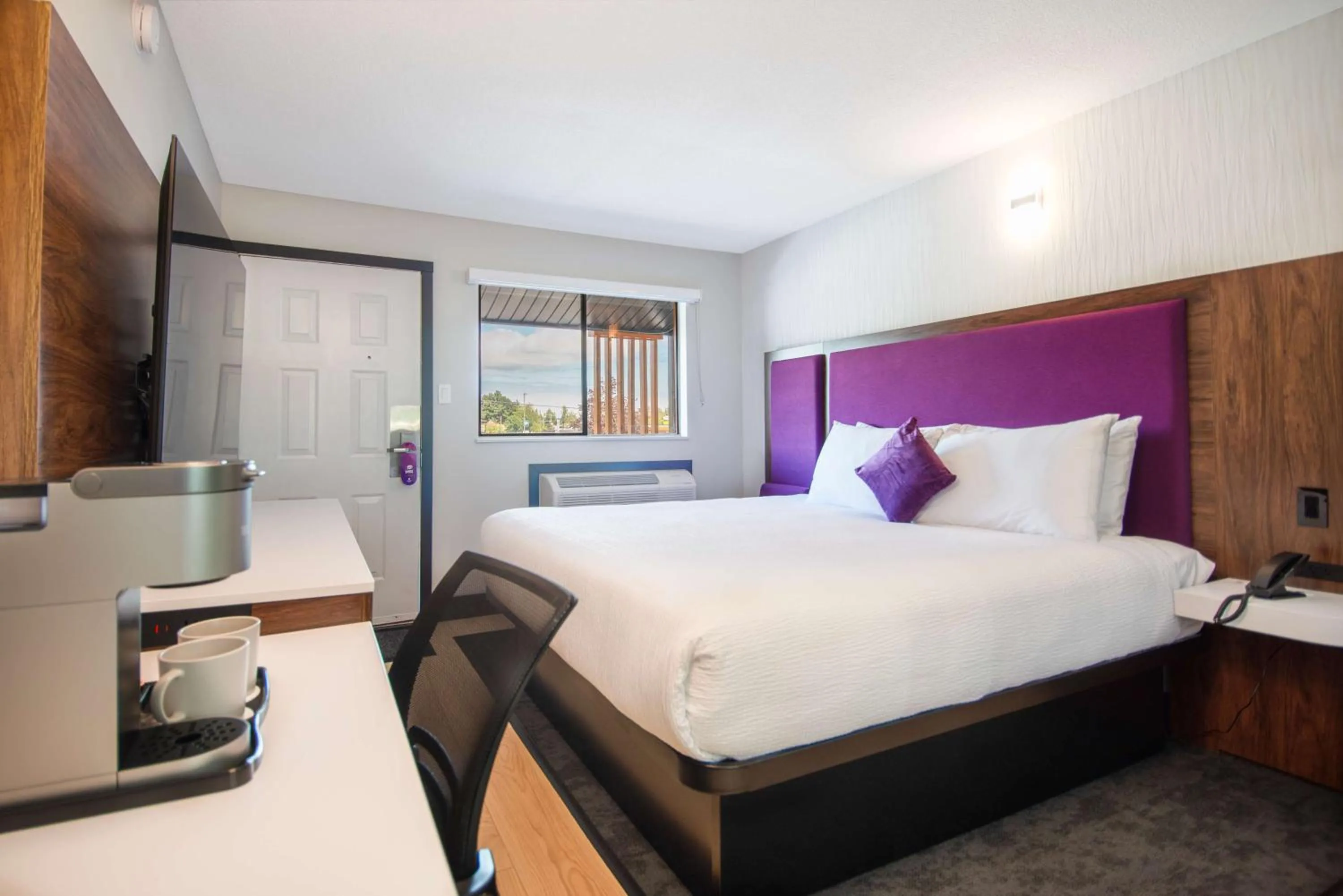 Bedroom, Bed in Coast Courtenay Hotel