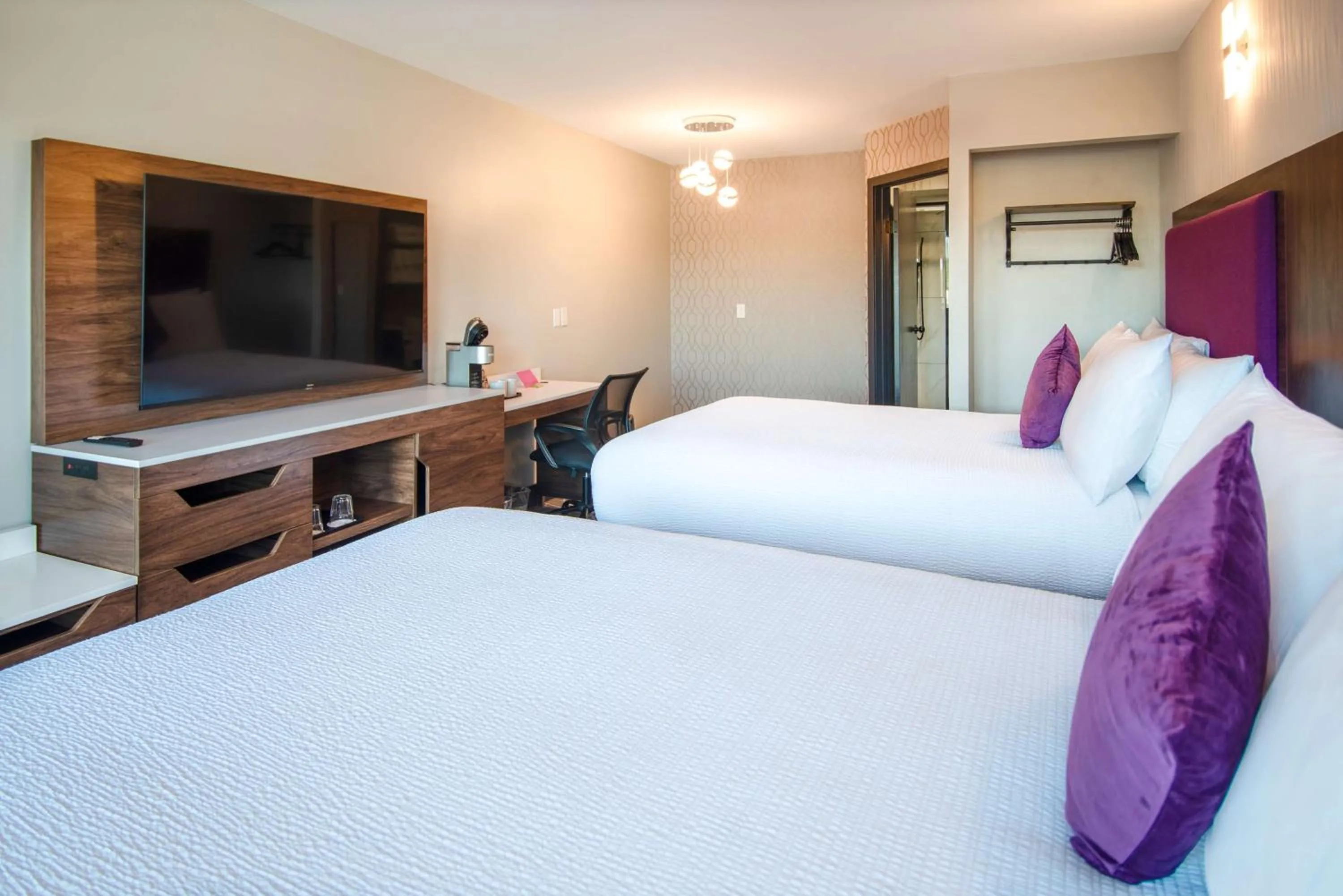 Bedroom, Bed in Coast Courtenay Hotel