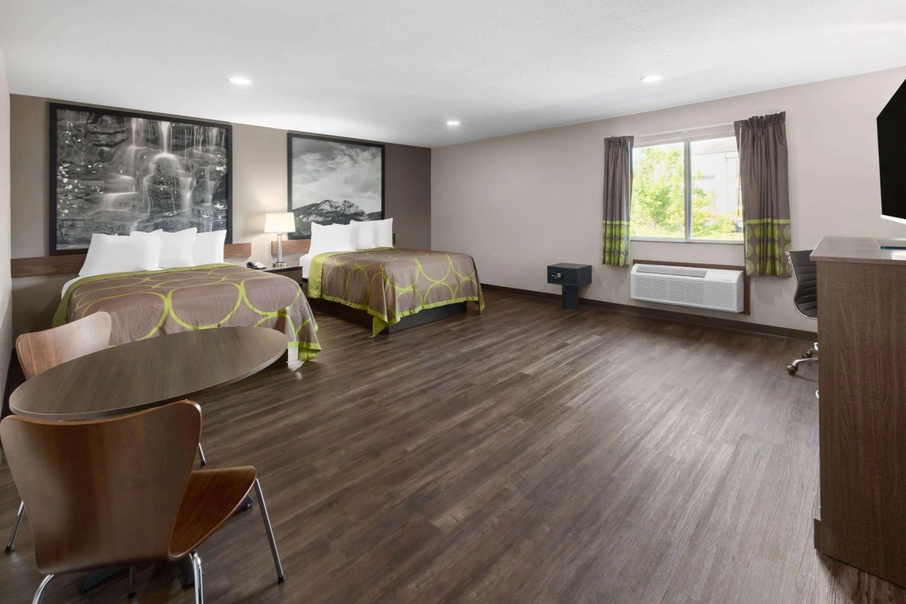 Photo of the whole room in Super 8 by Wyndham Fairmont