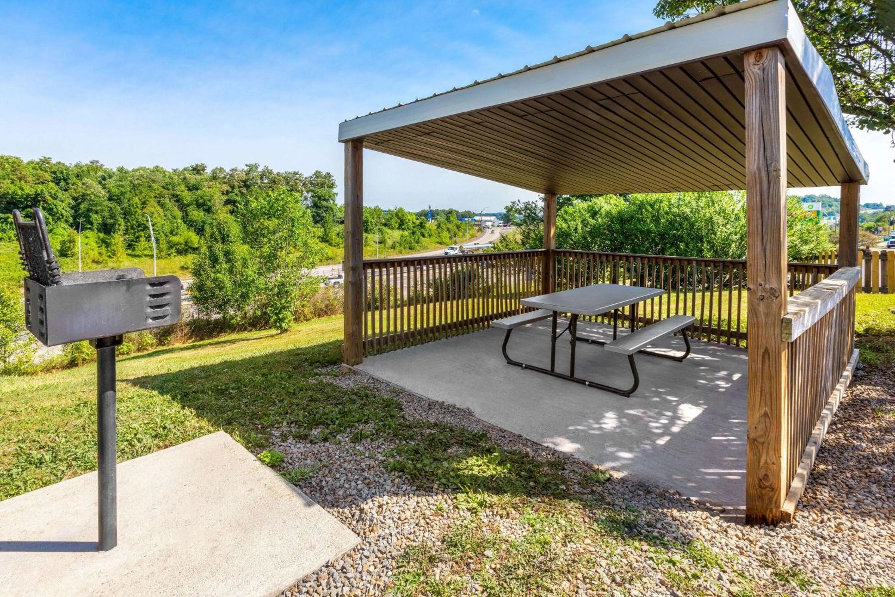 BBQ facilities in Super 8 by Wyndham Fairmont