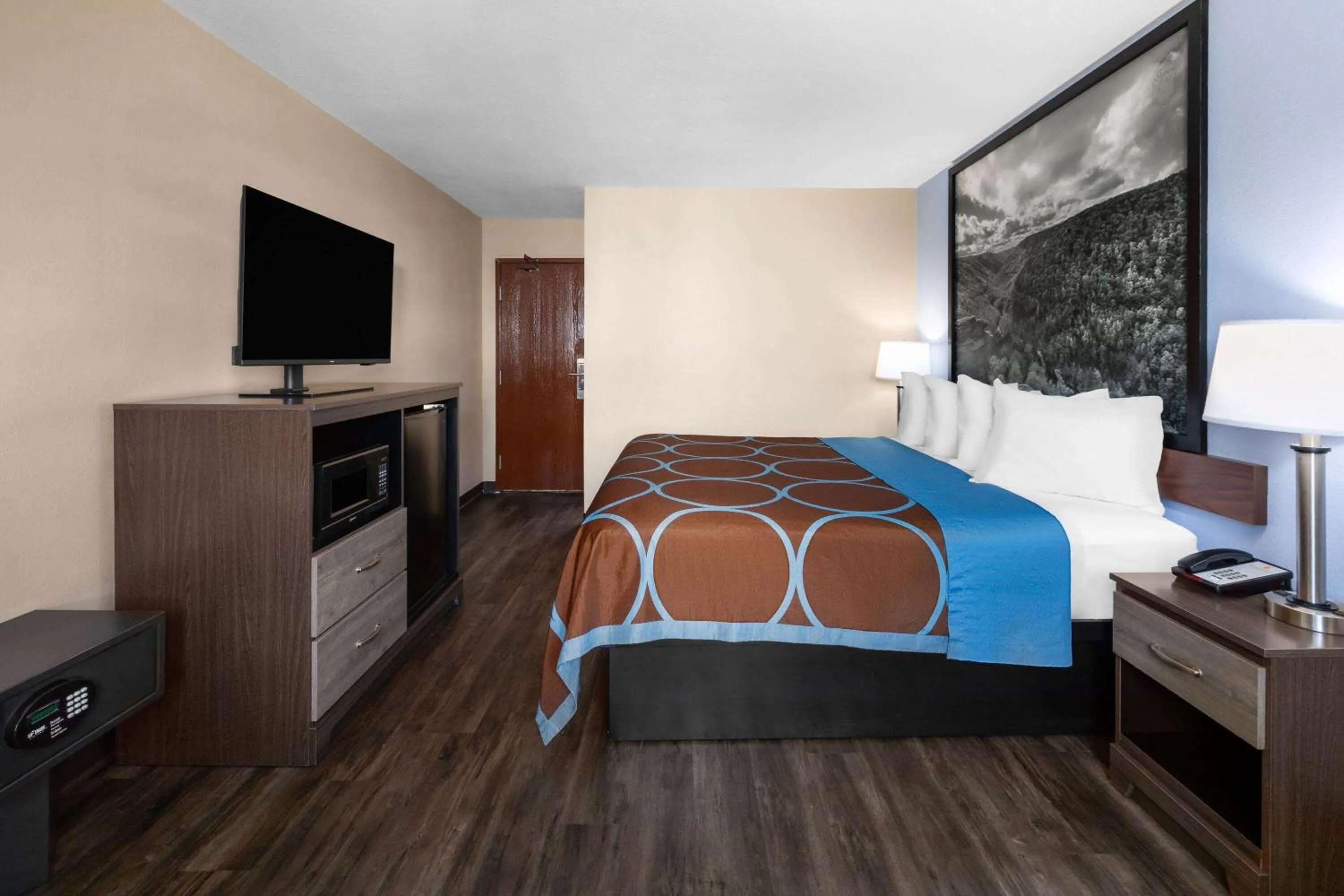 Photo of the whole room, Bed in Super 8 by Wyndham Fairmont