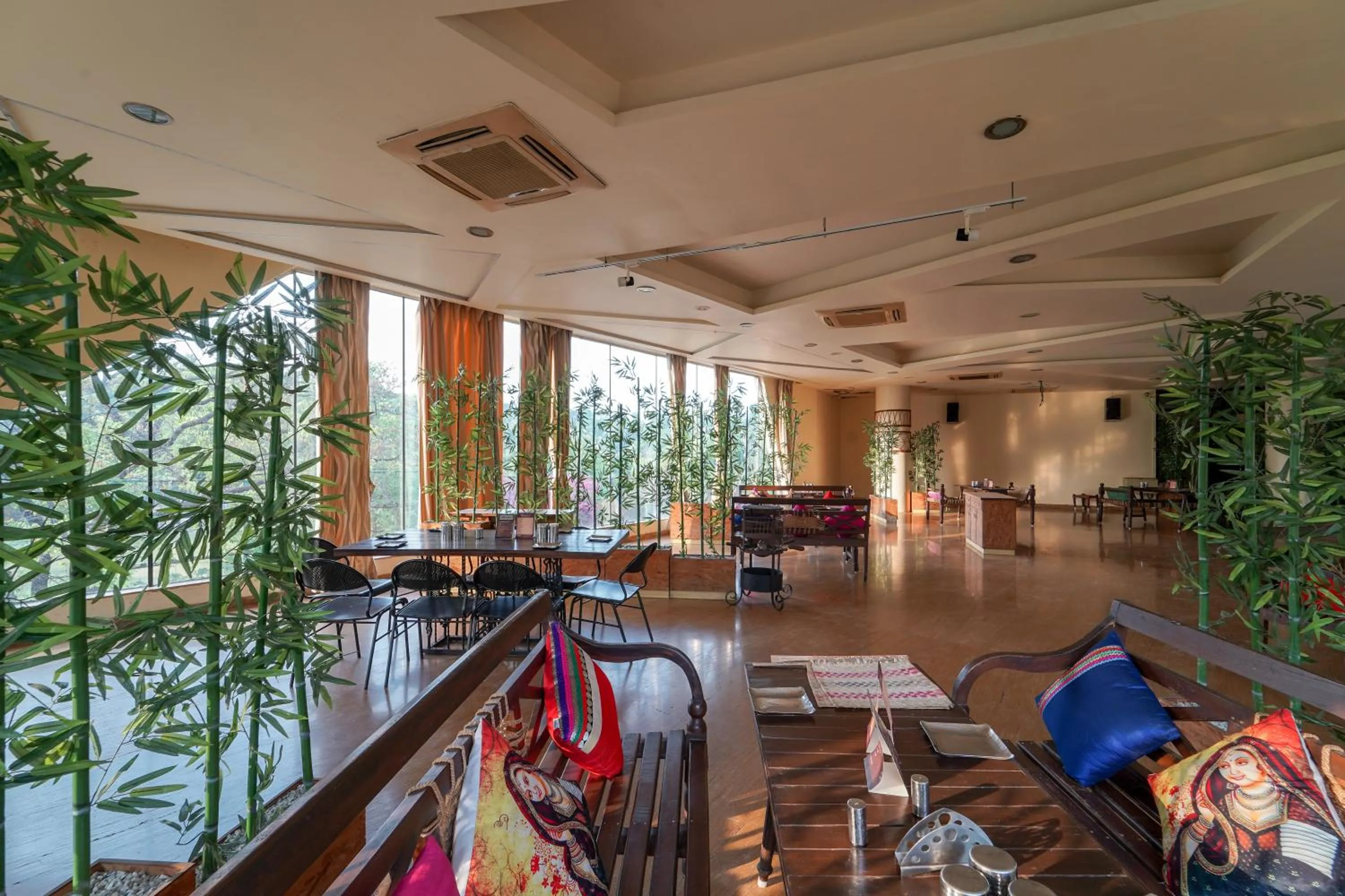 Restaurant/places to eat in Triose Boutique Hotel Lonavala