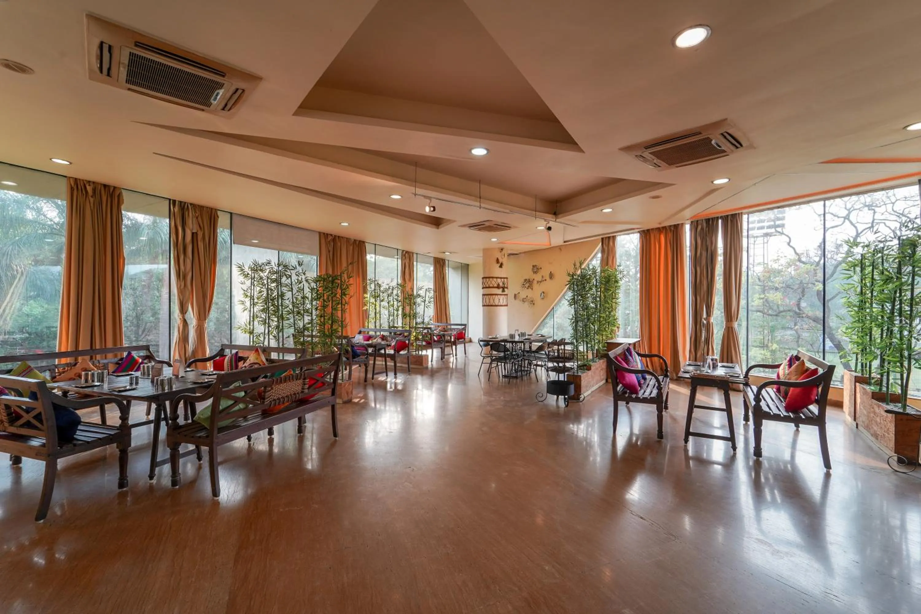 Restaurant/places to eat in Triose Boutique Hotel Lonavala