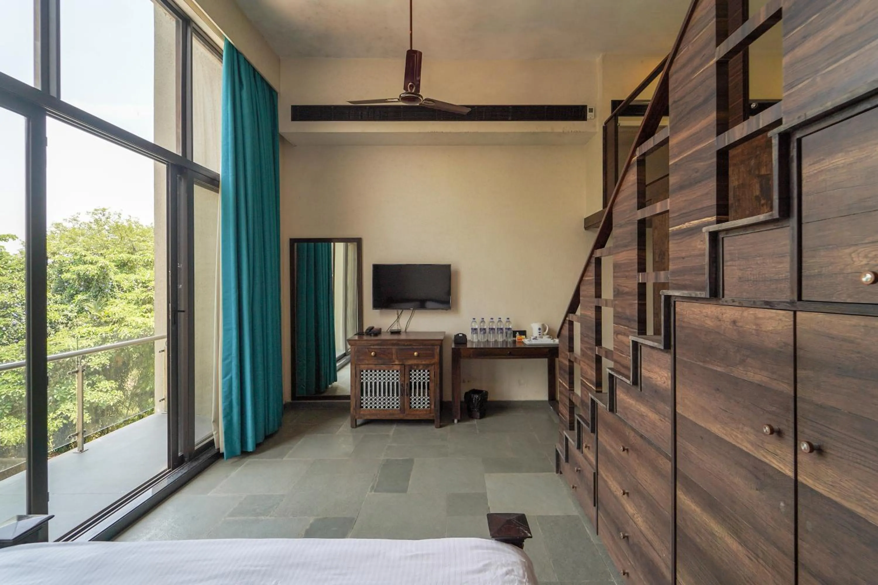 TV and multimedia, Bed in Triose Boutique Hotel Lonavala