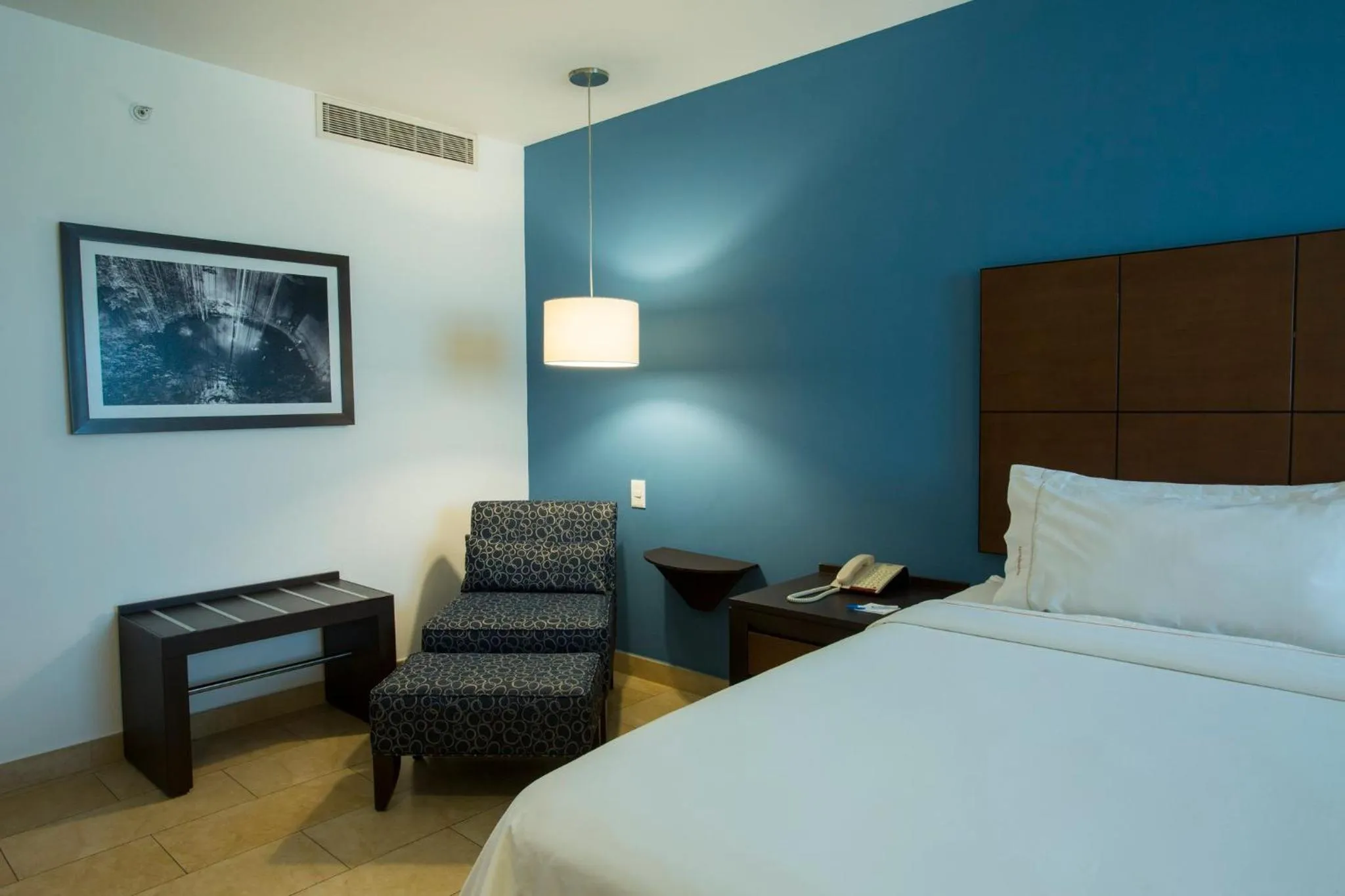 Photo of the whole room, Bed in Holiday Inn Express Mérida by IHG