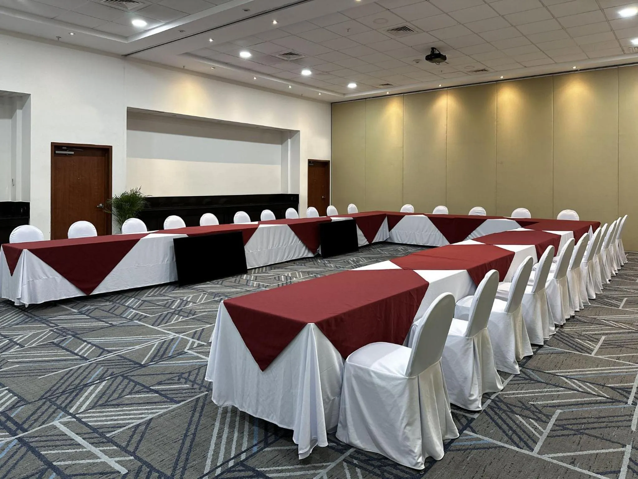 Meeting/conference room in Holiday Inn Express Mérida by IHG