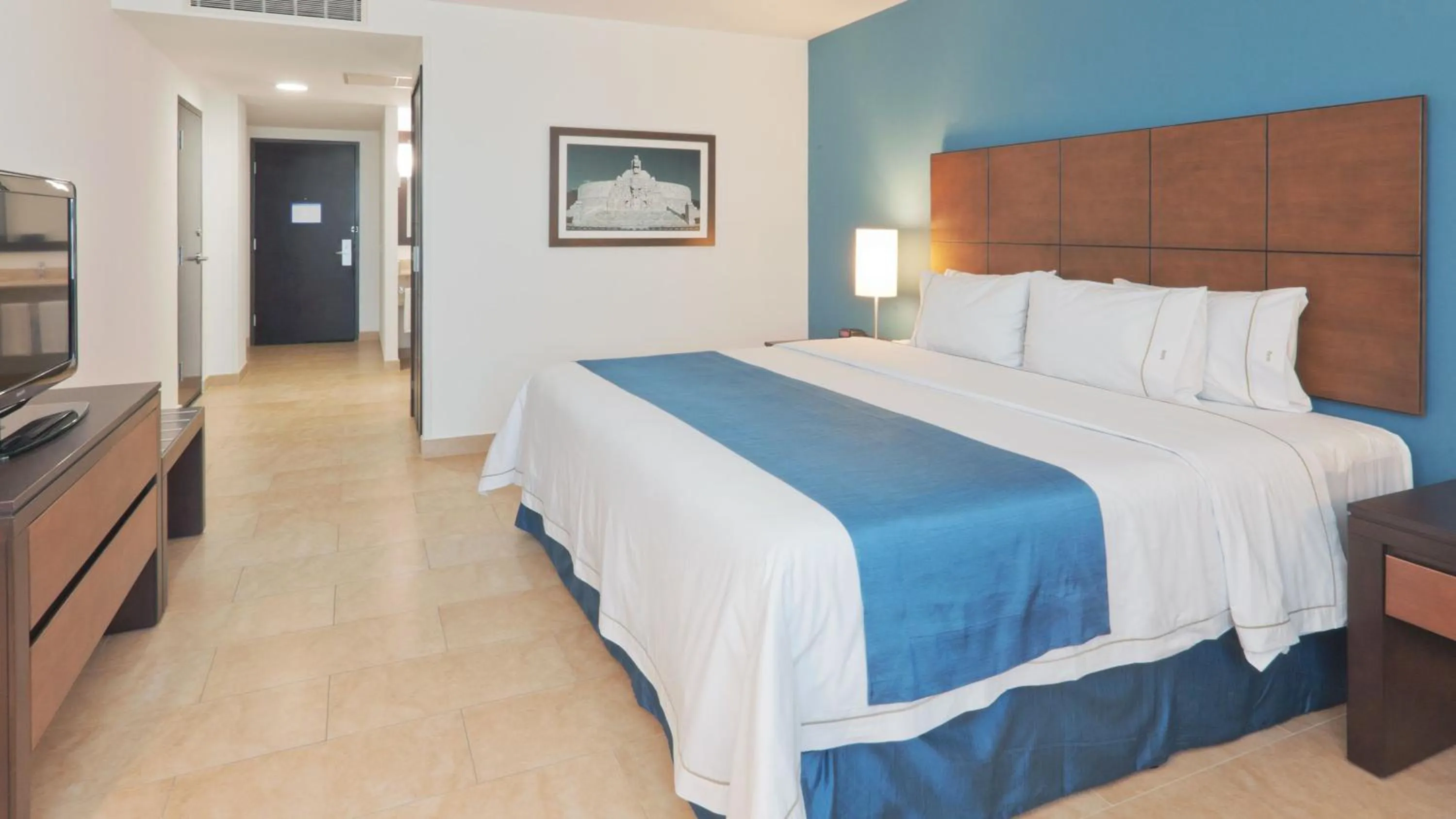 Photo of the whole room, Bed in Holiday Inn Express Mérida by IHG