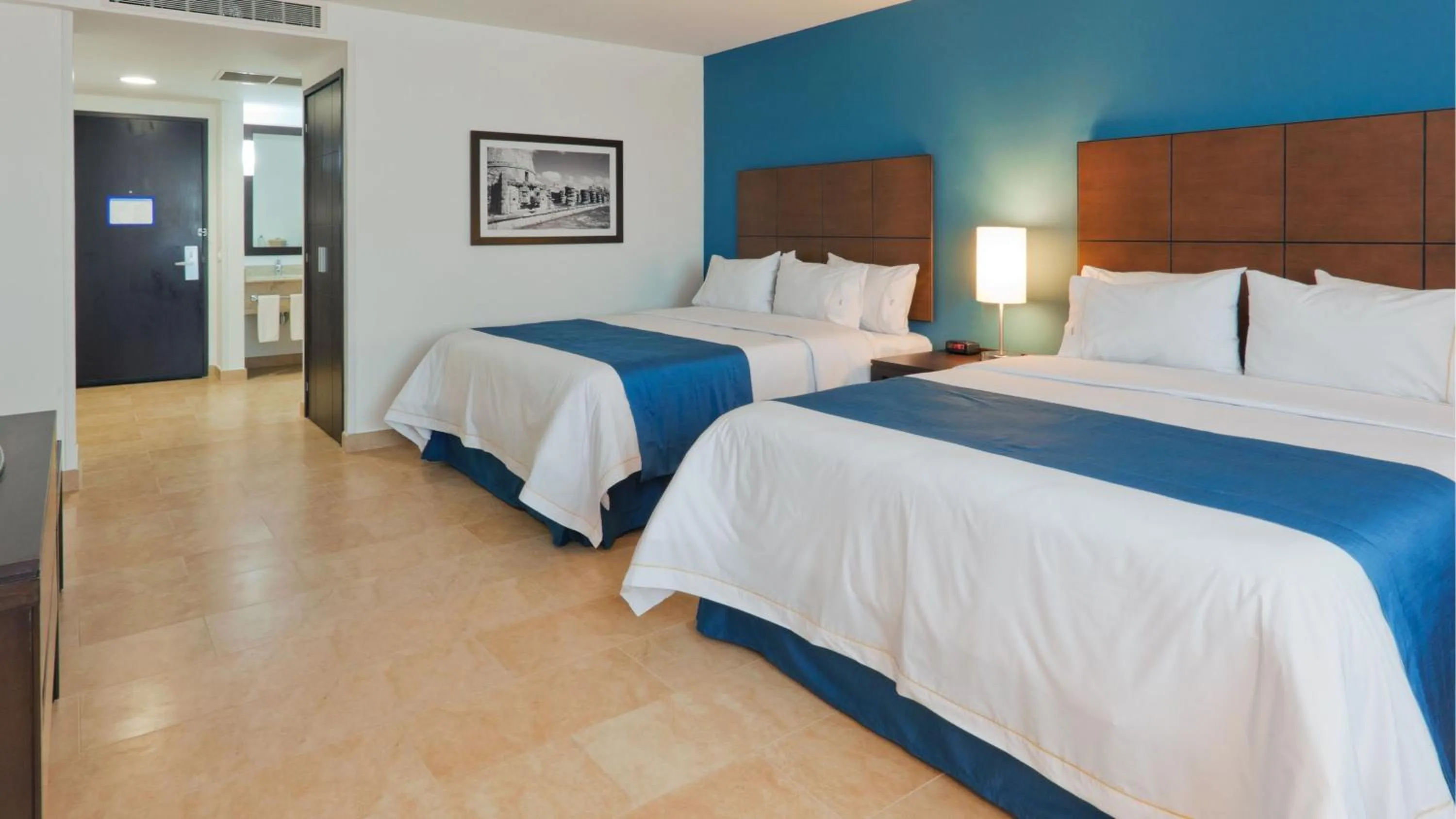 Photo of the whole room, Bed in Holiday Inn Express Mérida by IHG