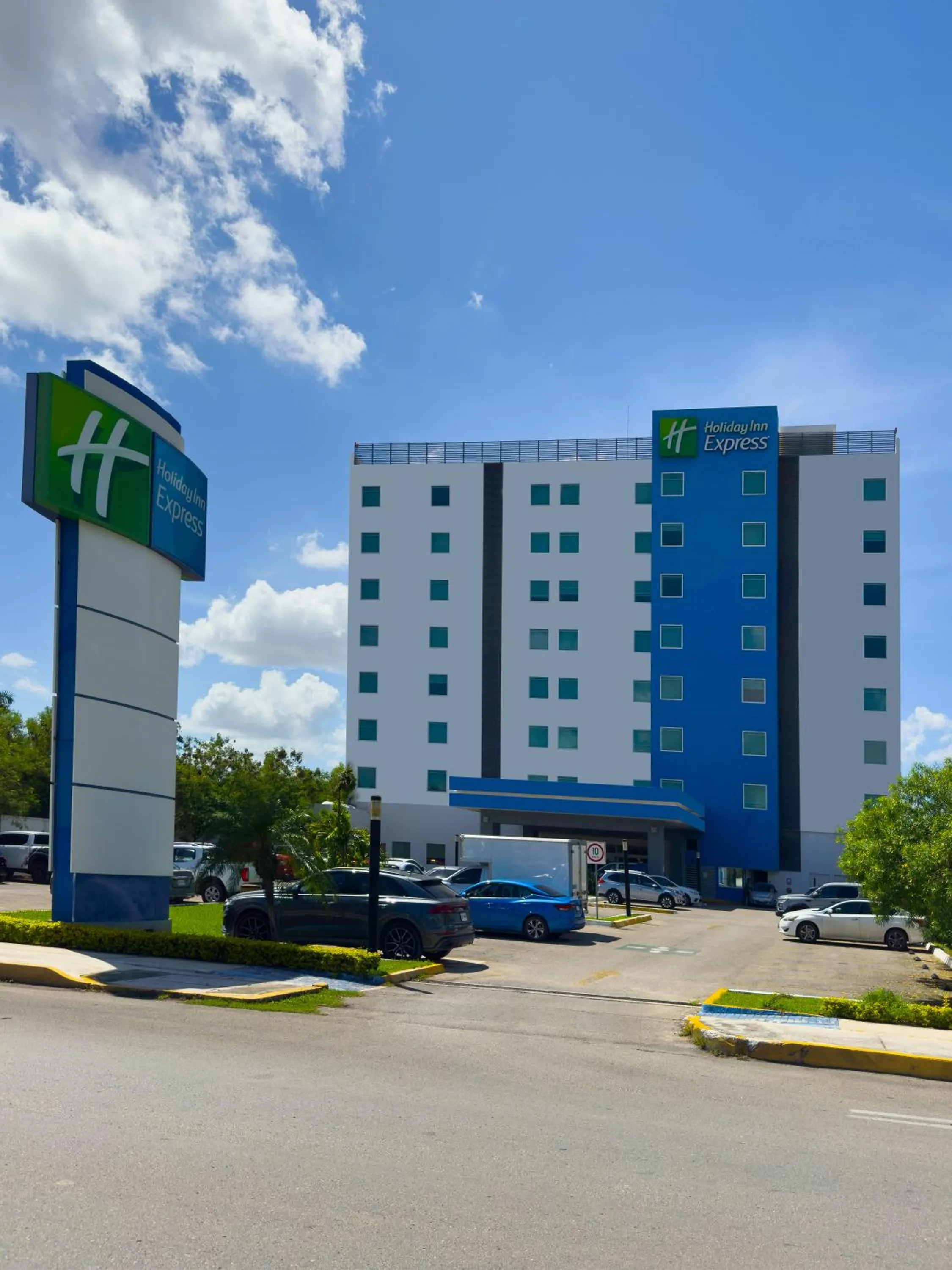 Facade/entrance in Holiday Inn Express Mérida by IHG