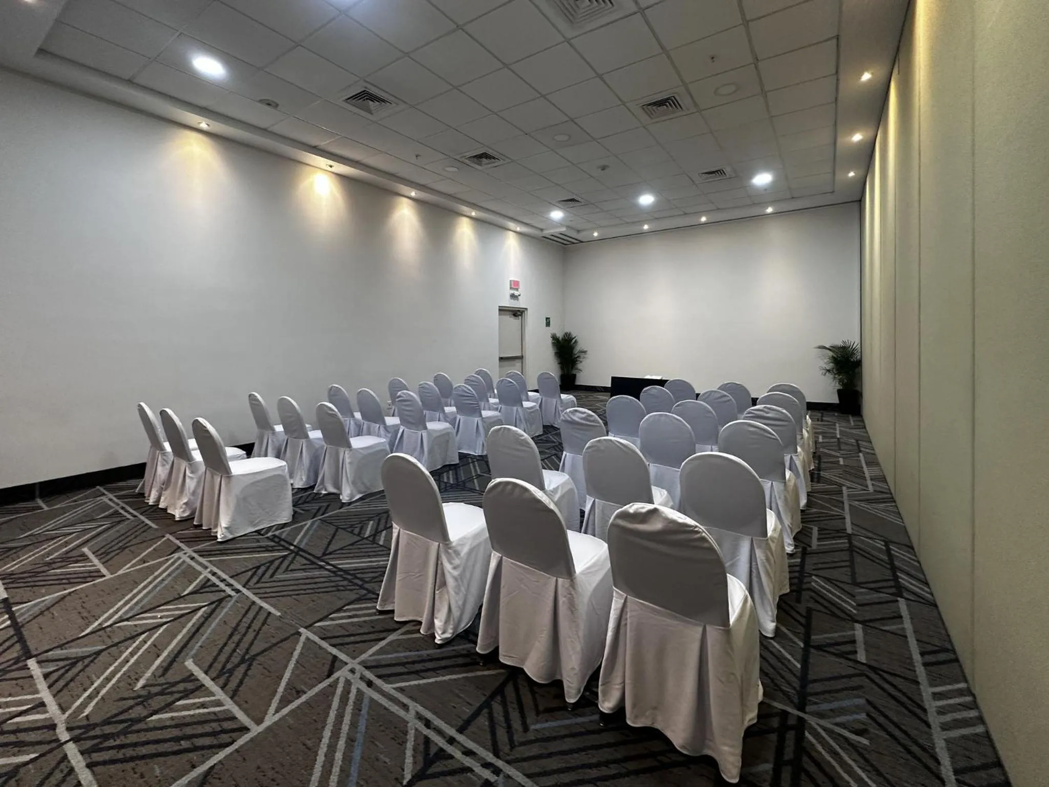 Meeting/conference room in Holiday Inn Express Mérida by IHG