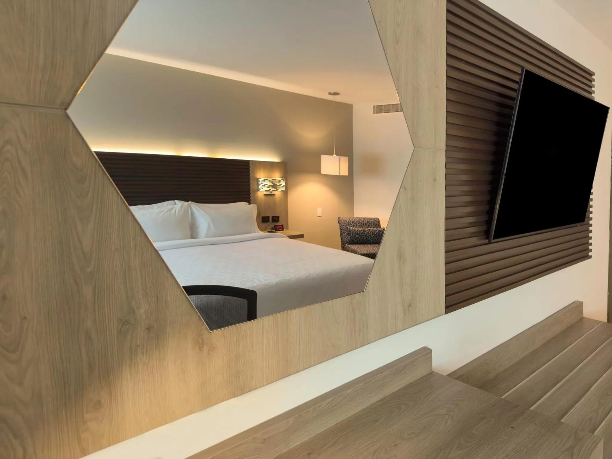 Photo of the whole room, Bed in Holiday Inn Express Mérida by IHG