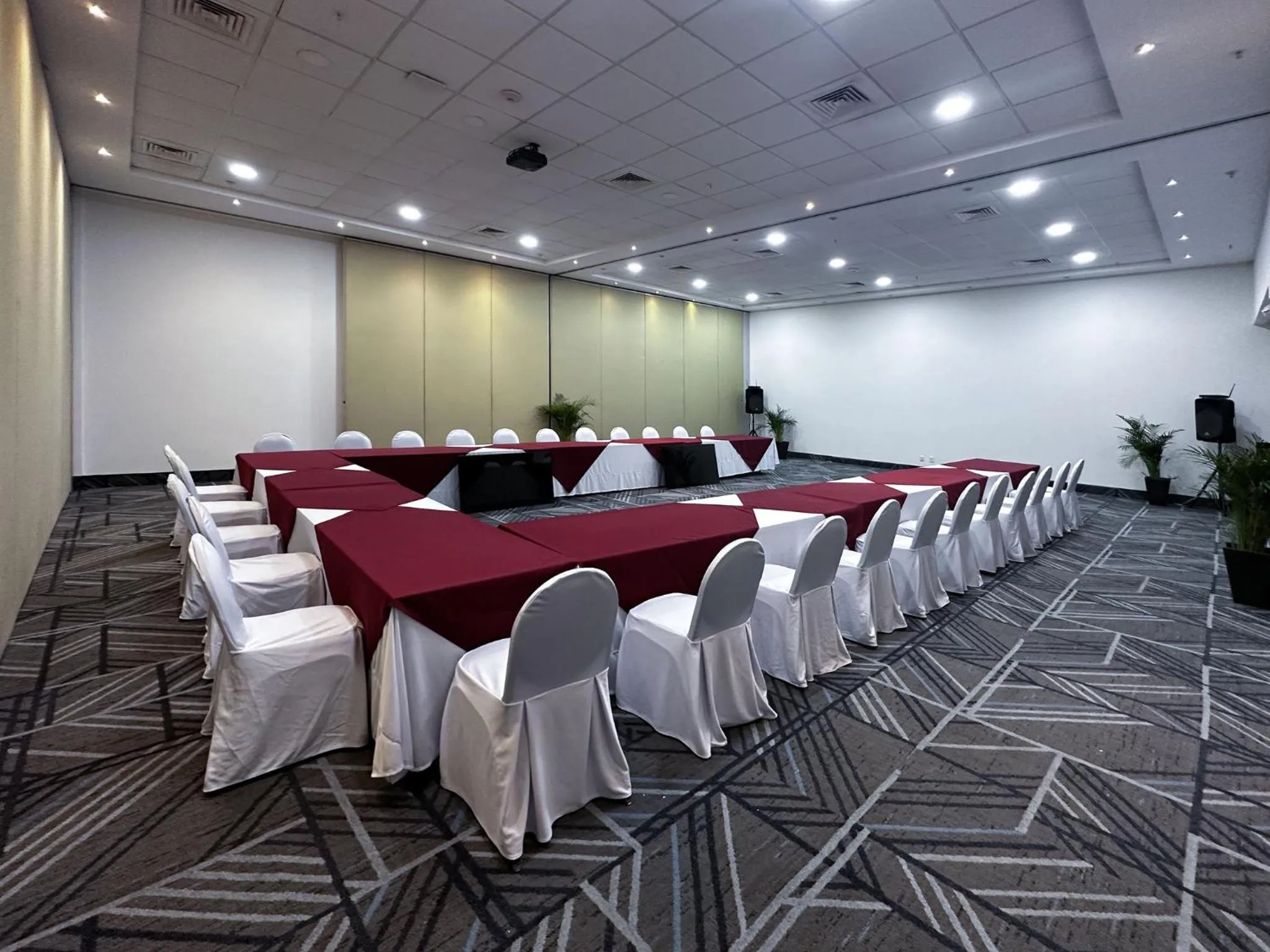 Meeting/conference room in Holiday Inn Express Mérida by IHG