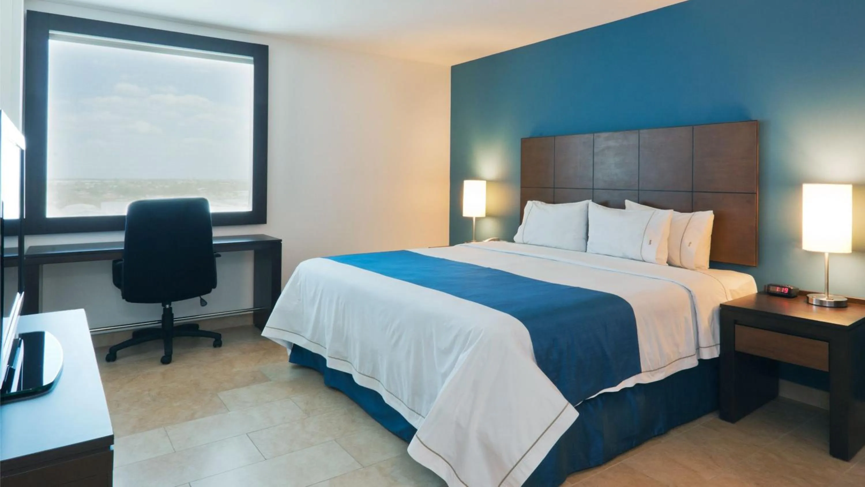 Photo of the whole room, Bed in Holiday Inn Express Mérida by IHG