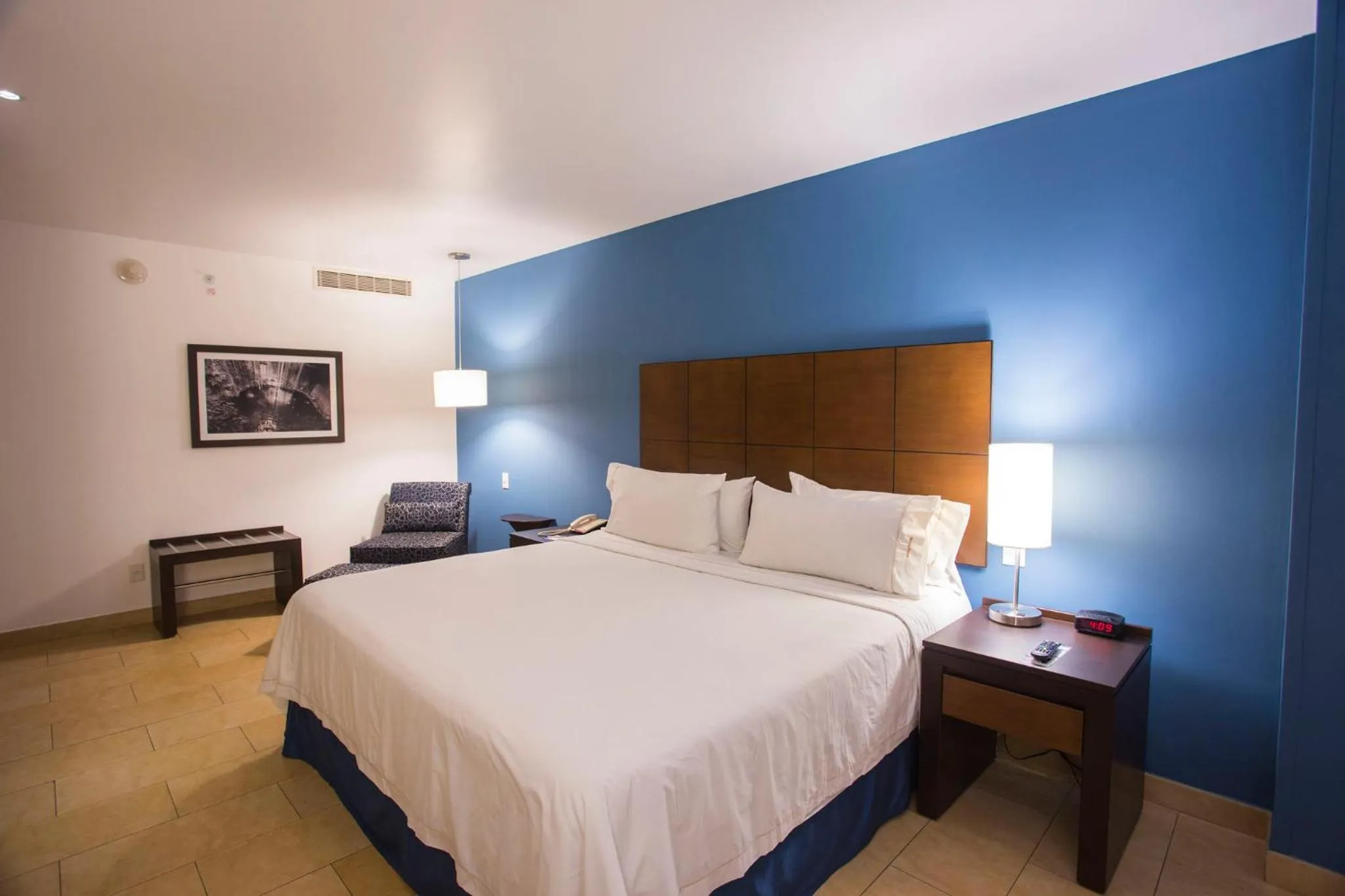 Photo of the whole room, Bed in Holiday Inn Express Mérida by IHG