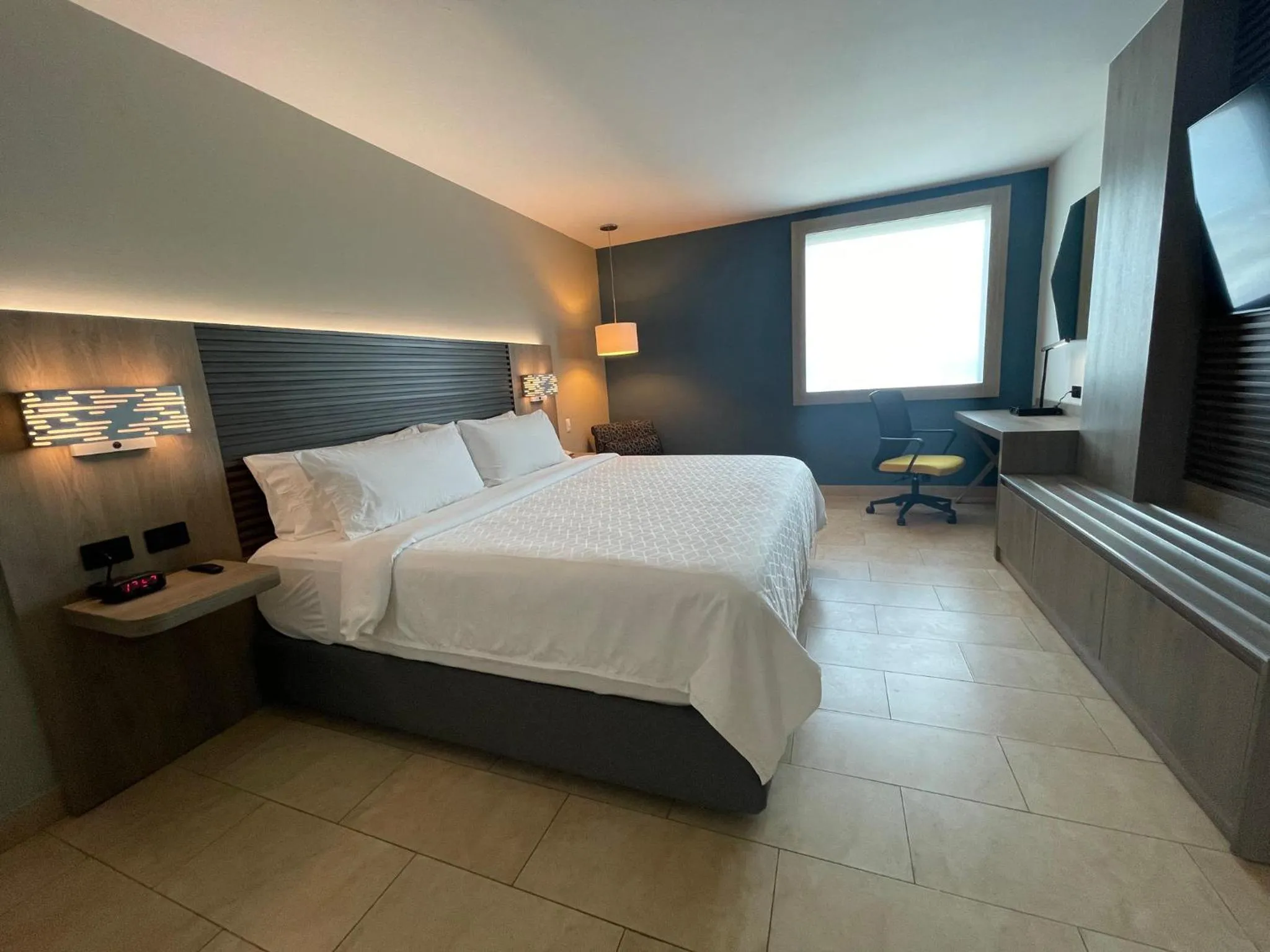 Photo of the whole room, Bed in Holiday Inn Express Mérida by IHG