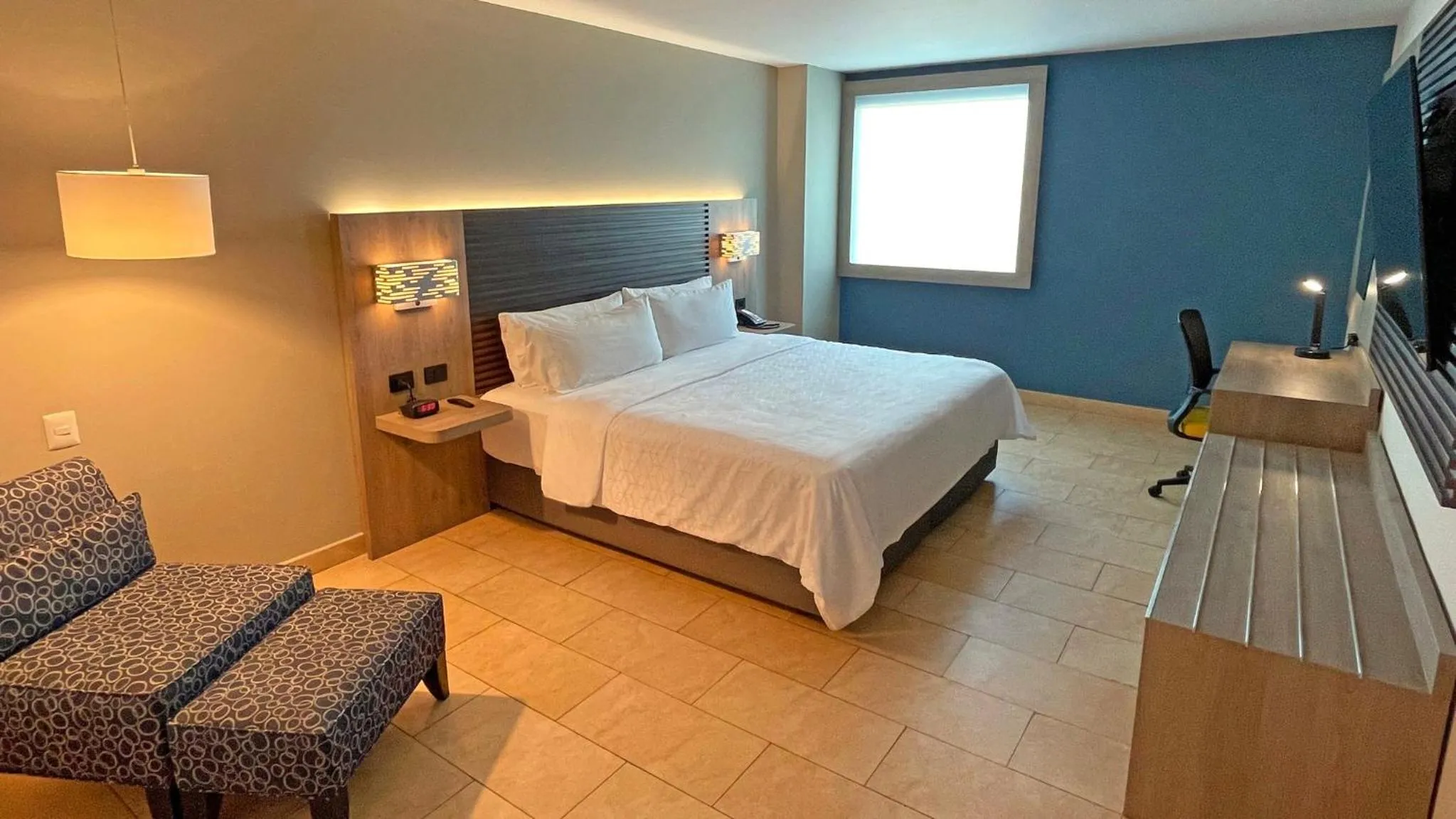 Photo of the whole room, Bed in Holiday Inn Express Mérida by IHG