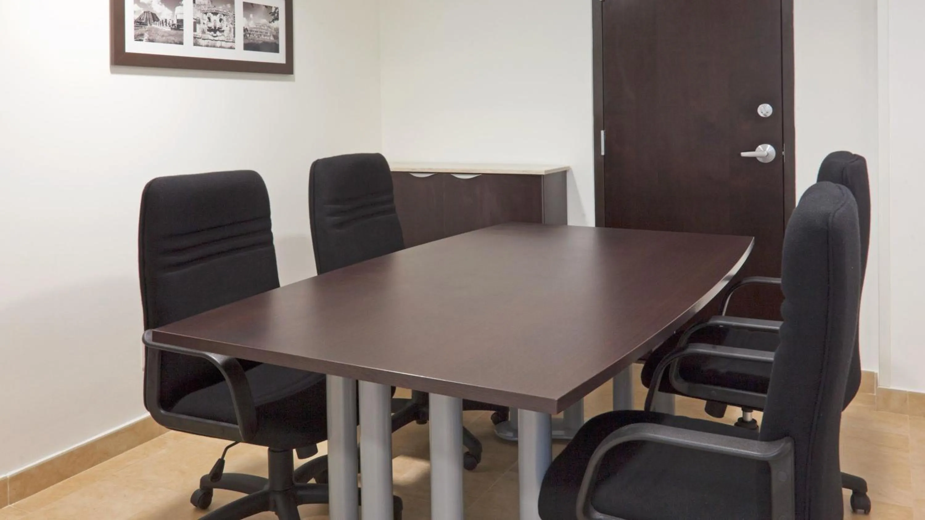 Photo of the whole room in Holiday Inn Express Mérida by IHG