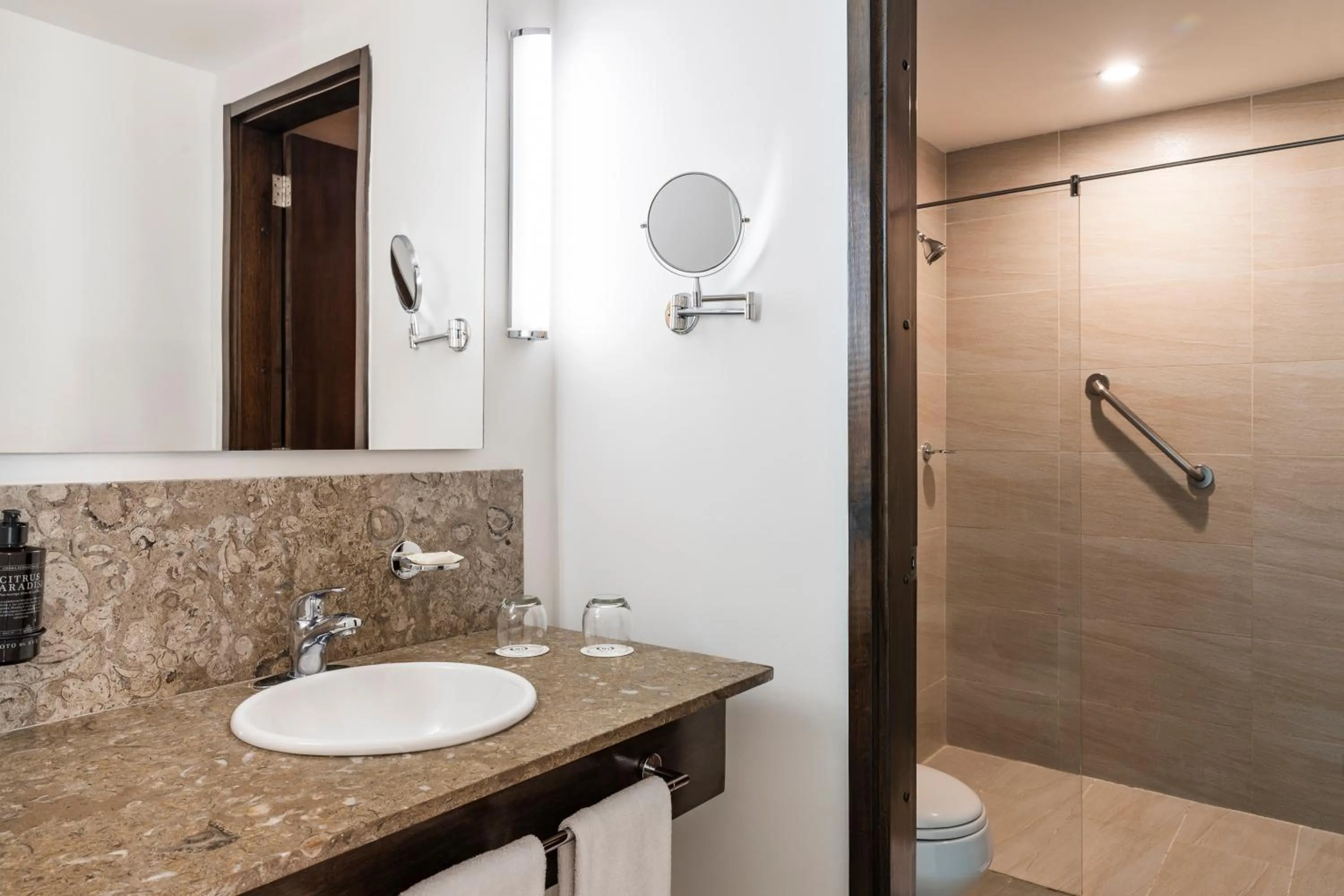 Shower in Hotel Poblado Alejandria