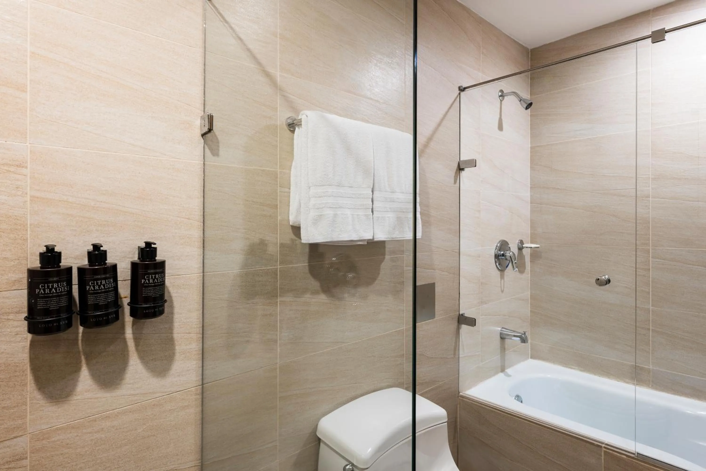 Shower in Hotel Poblado Alejandria