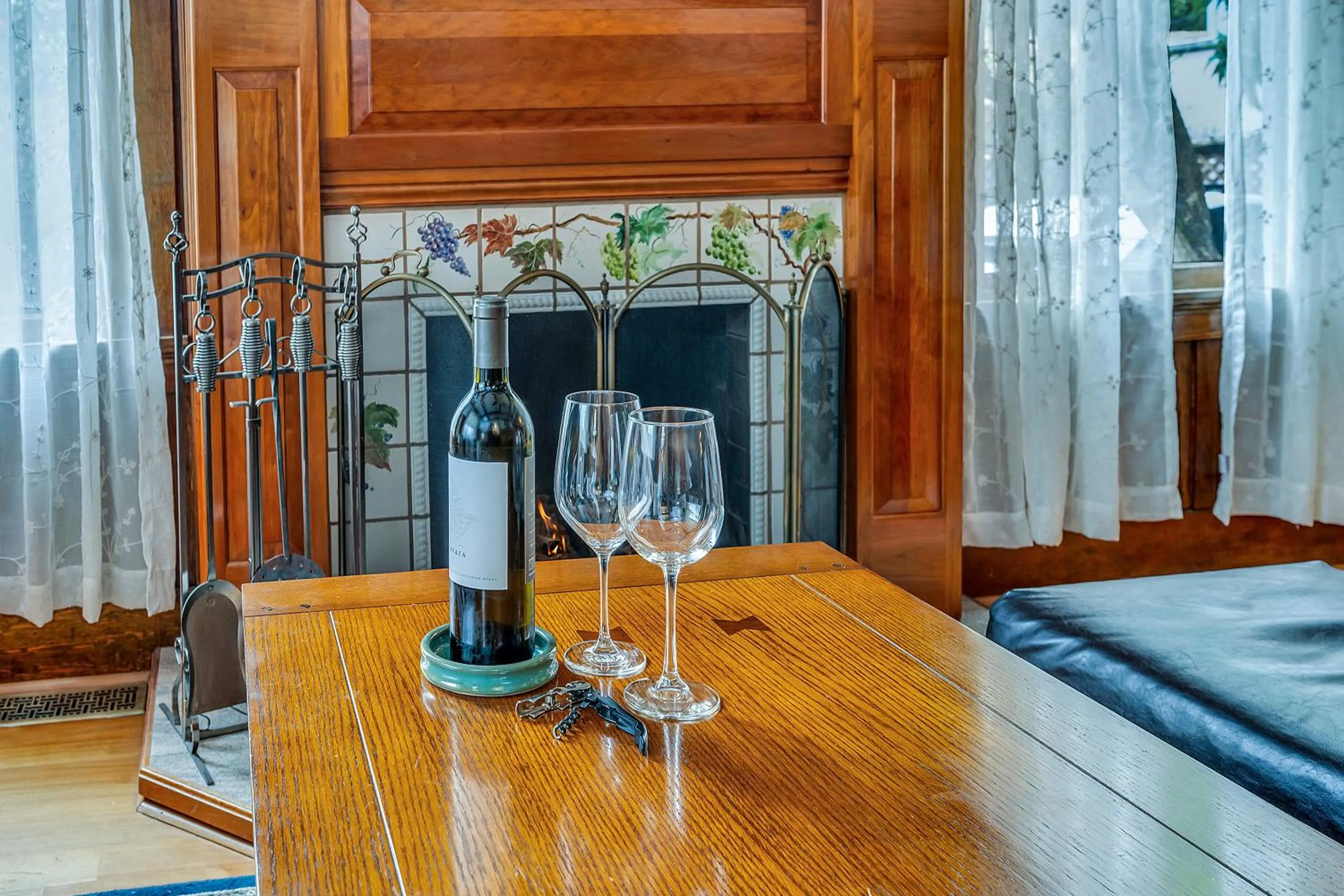 Living room in Calistoga Wine Way Inn