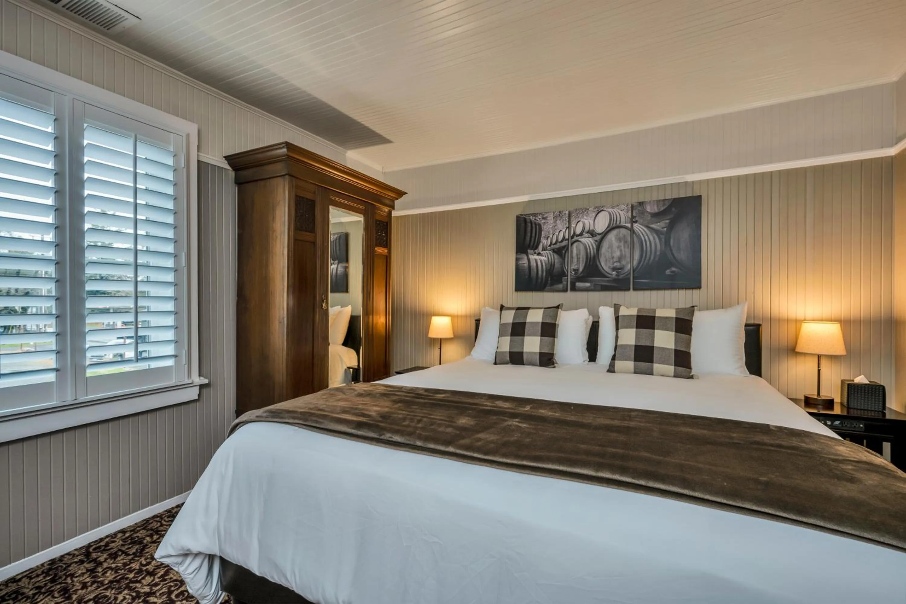 Bed in Calistoga Wine Way Inn