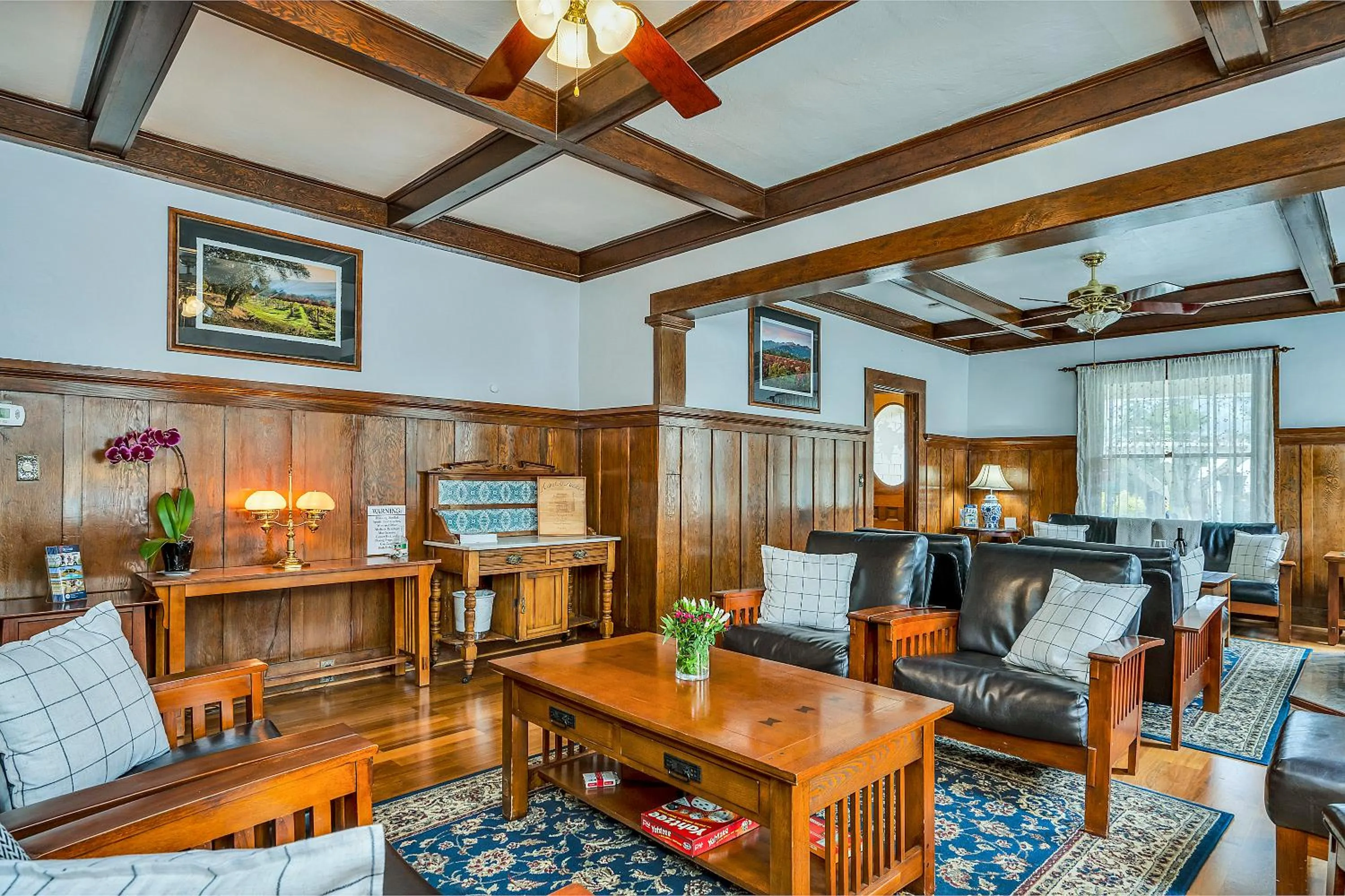 Living room in Calistoga Wine Way Inn