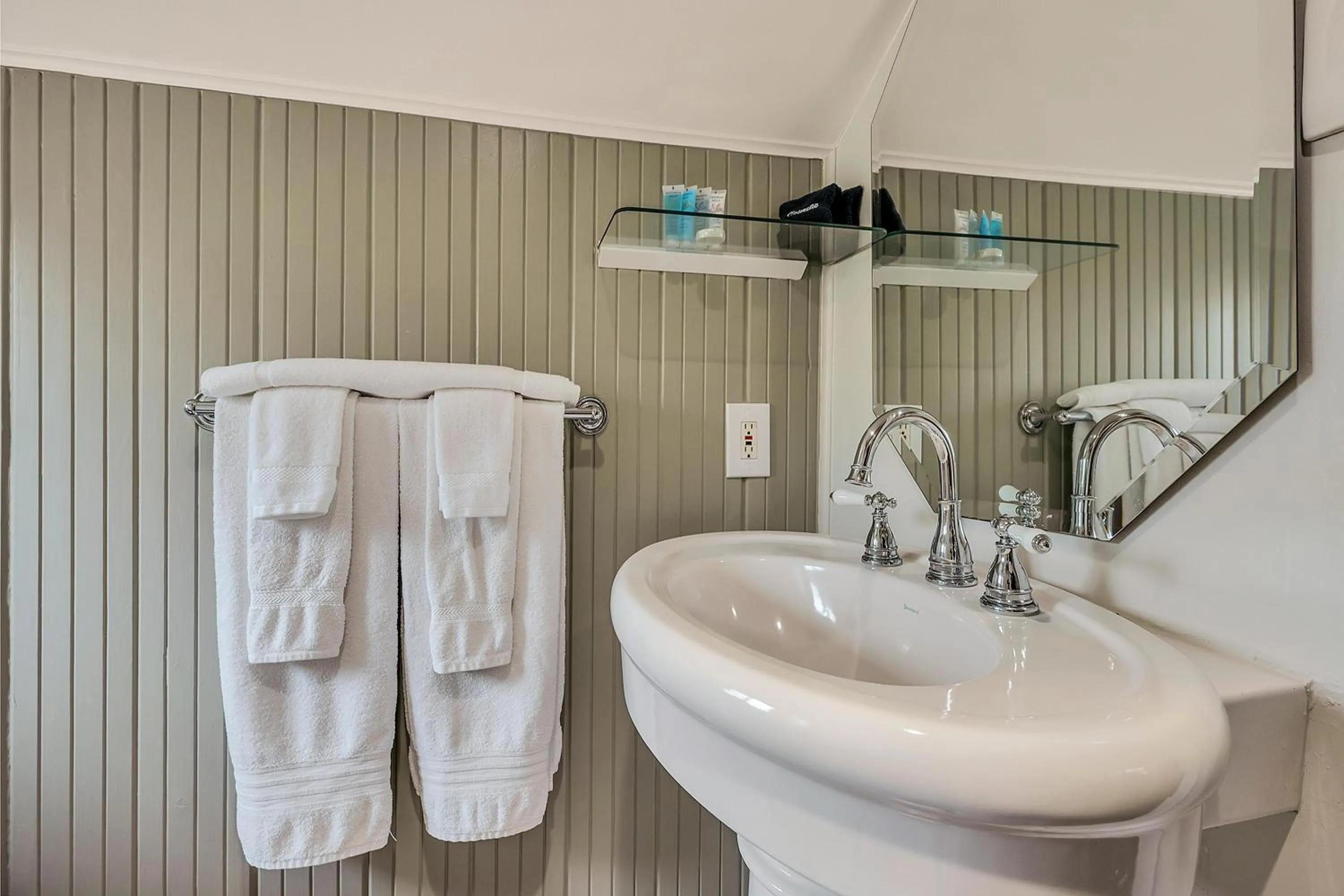 Bathroom in Calistoga Wine Way Inn