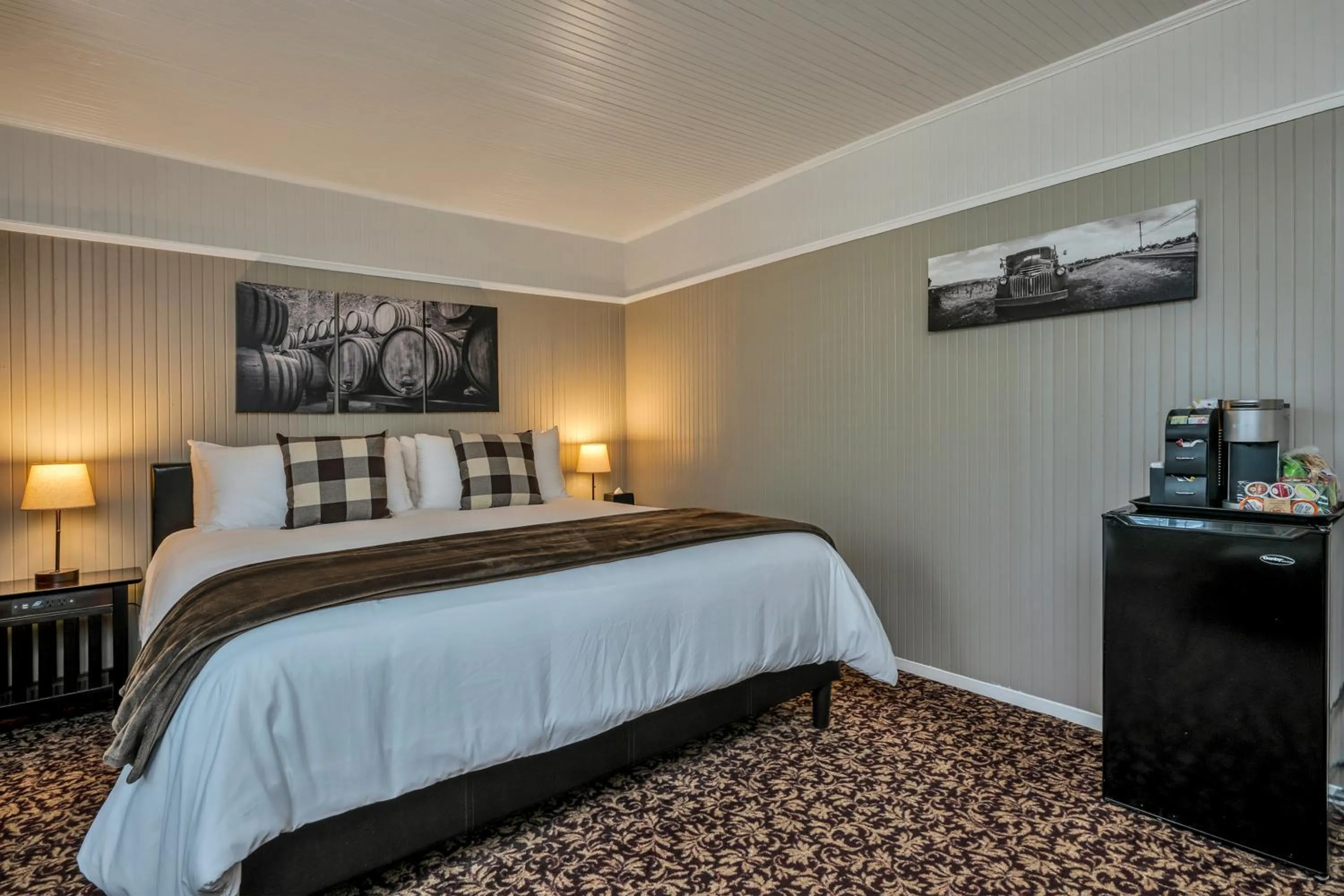 Bed in Calistoga Wine Way Inn